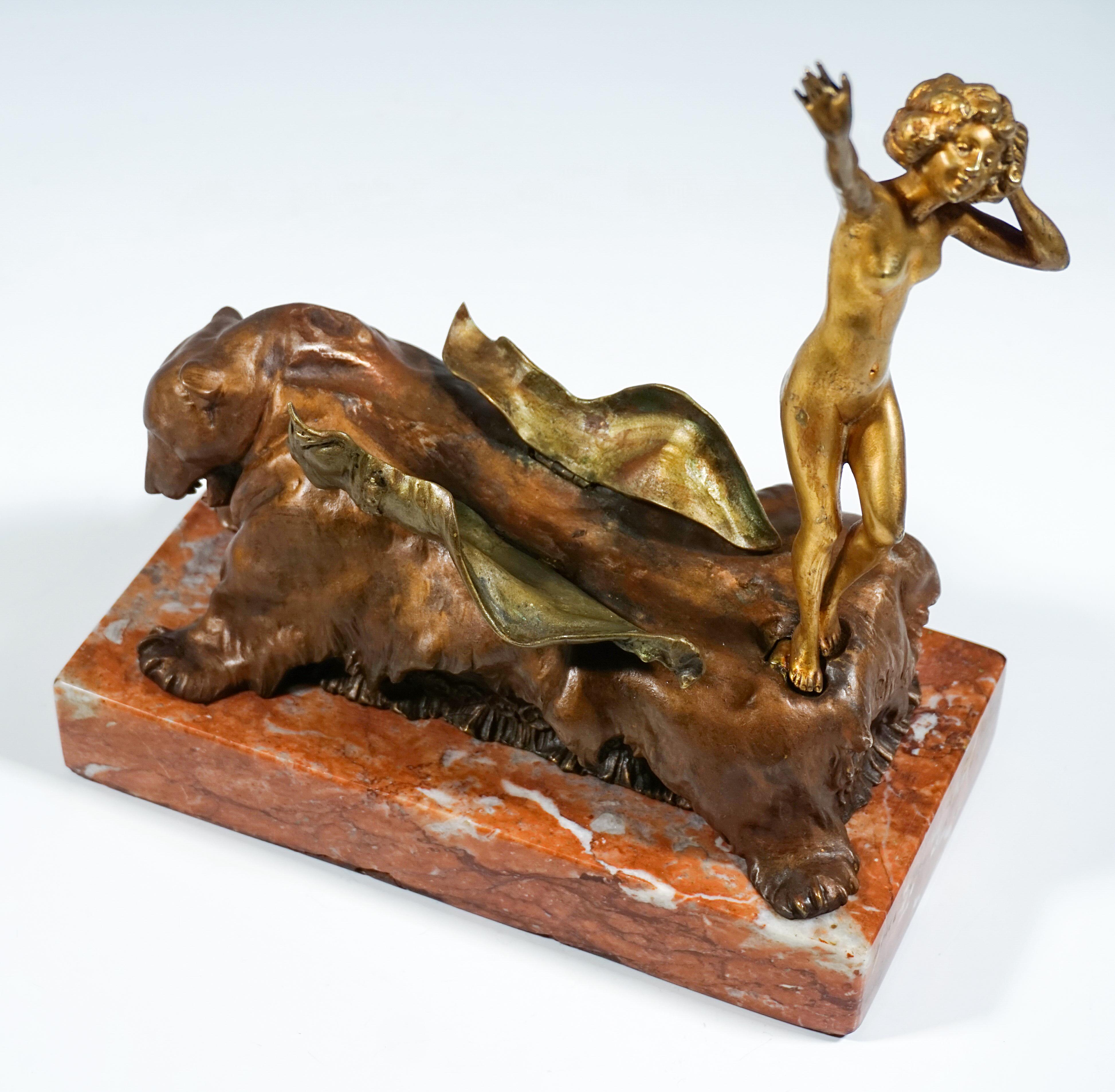 Inizio XX secolo 'Nudo sull'orso', bronzo meccanico viennese, bellezza su pelle d'orso, Carl Kauba, 1900 in vendita