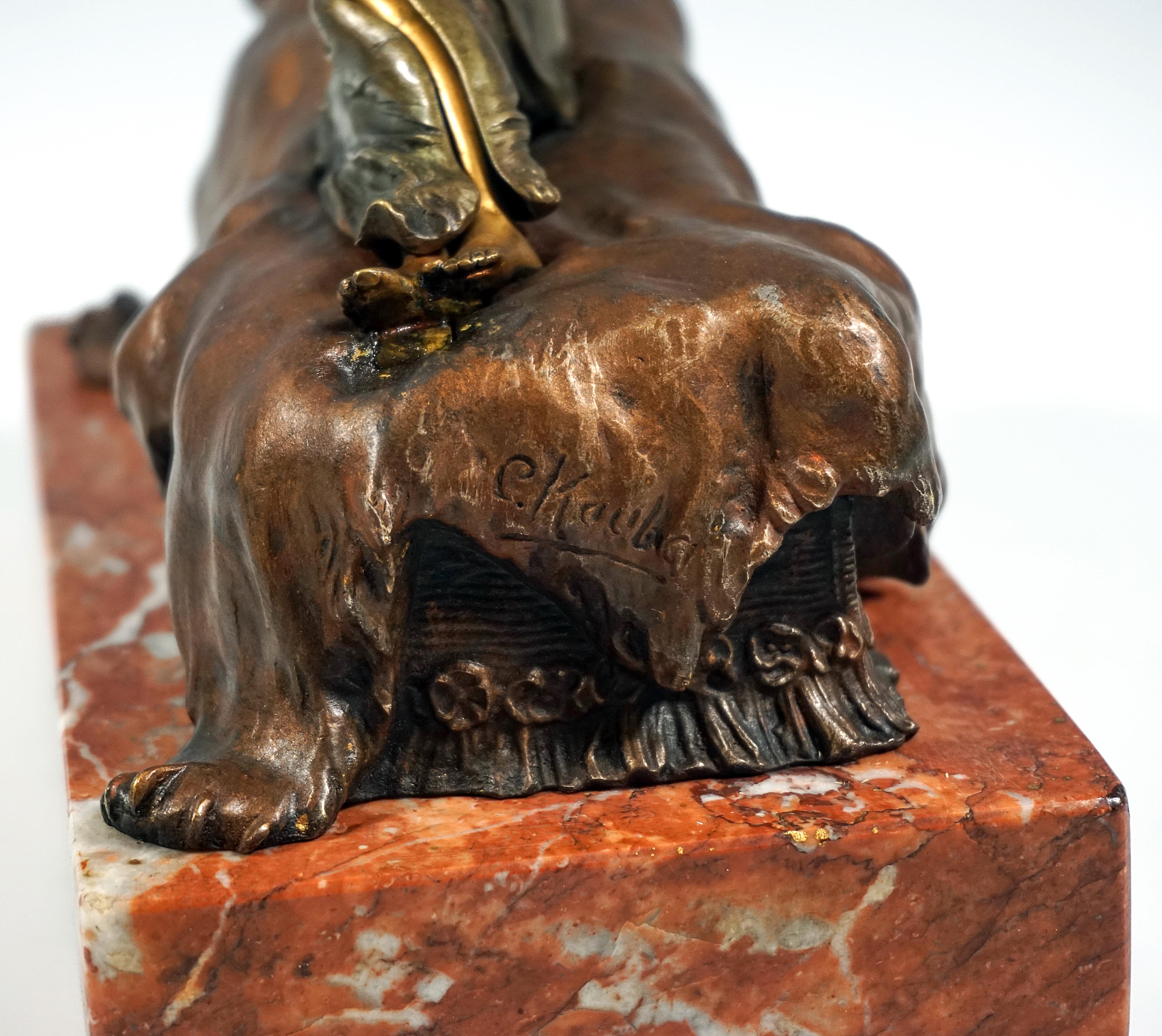 Bronzo 'Nudo sull'orso', bronzo meccanico viennese, bellezza su pelle d'orso, Carl Kauba, 1900 in vendita