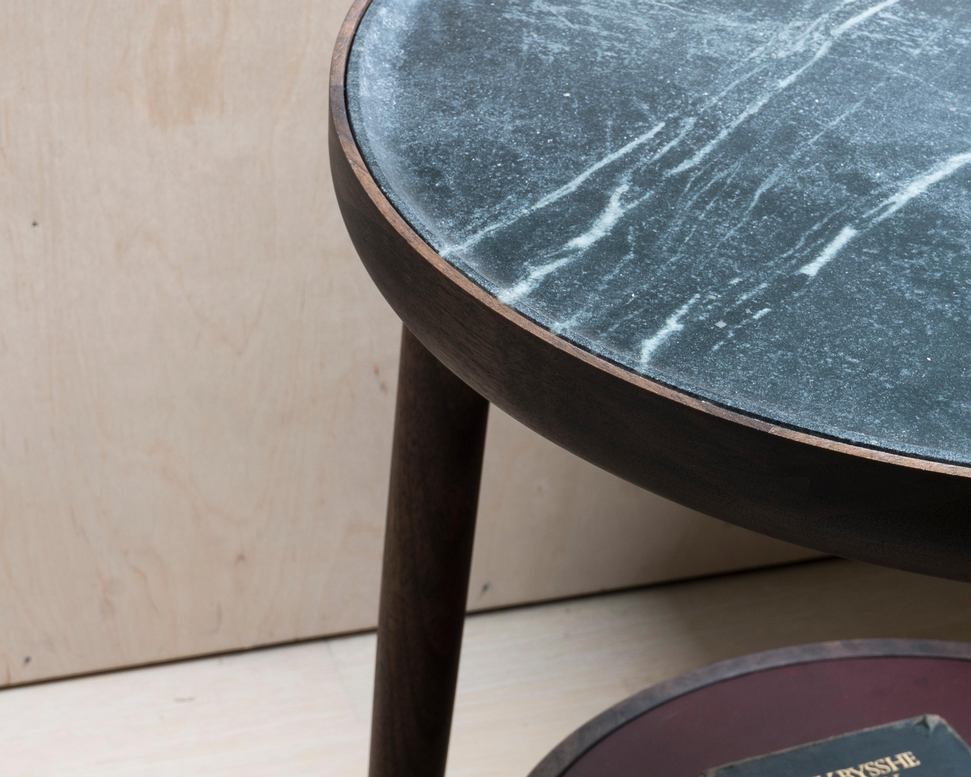 Cuir Table d'appoint Baré, base en bois de noyer avec plateau en grès sculpté et plateau en cuir en vente