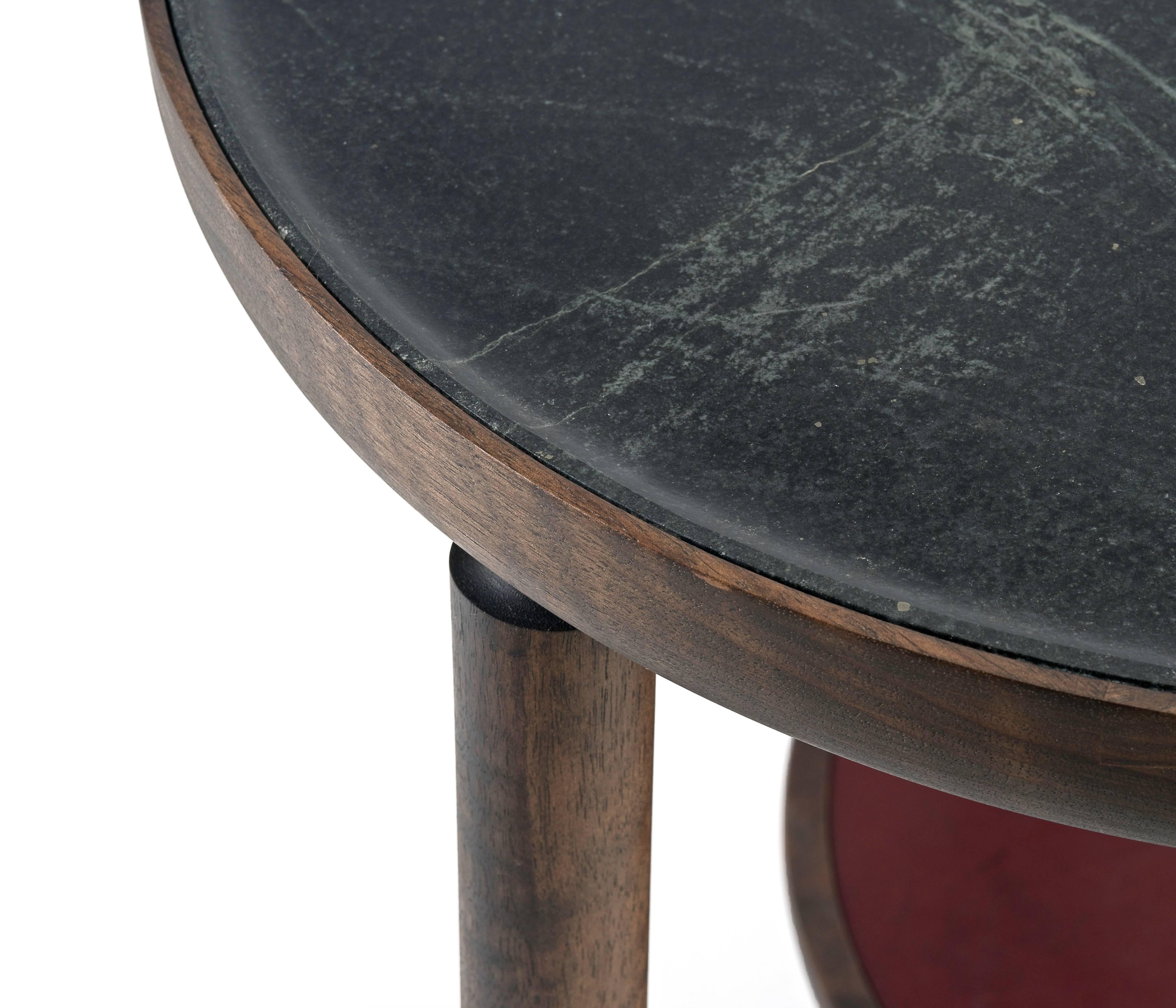 Table d'appoint Baré, base en bois de noyer avec plateau en grès sculpté et plateau en cuir Neuf - En vente à Hamilton, ON
