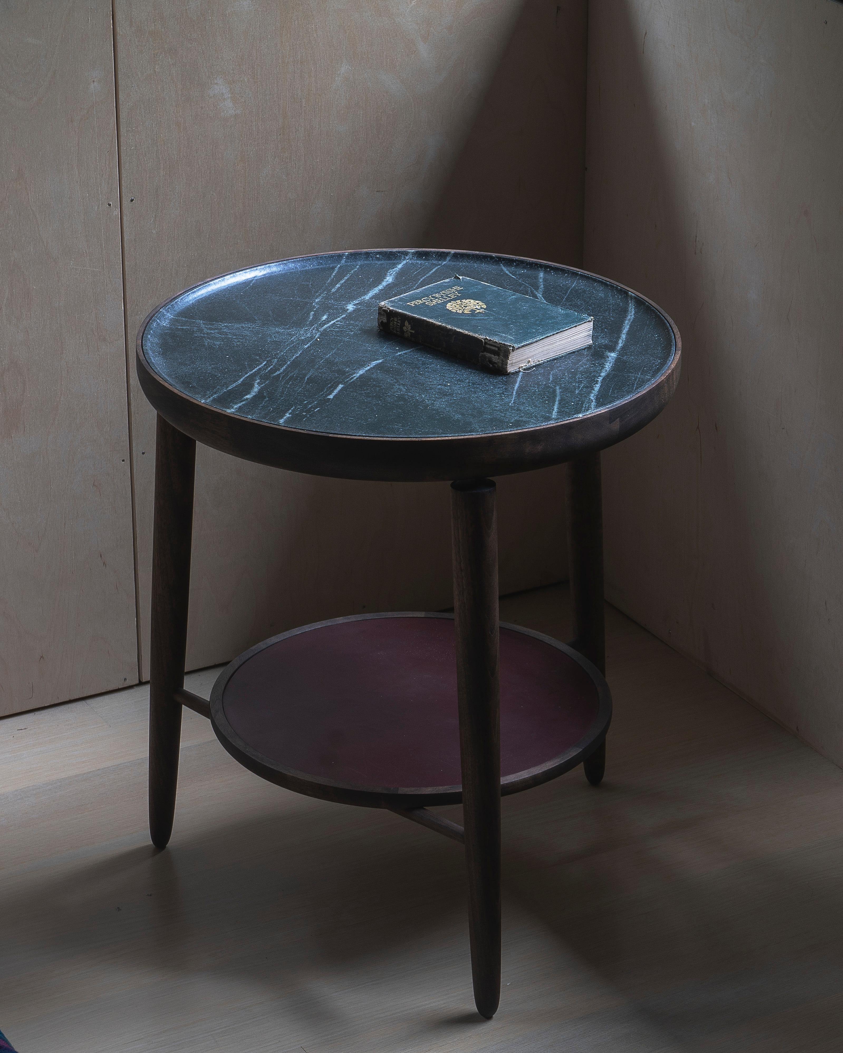 XXIe siècle et contemporain Table d'appoint Baré, base en bois de noyer avec plateau en grès sculpté et plateau en cuir en vente