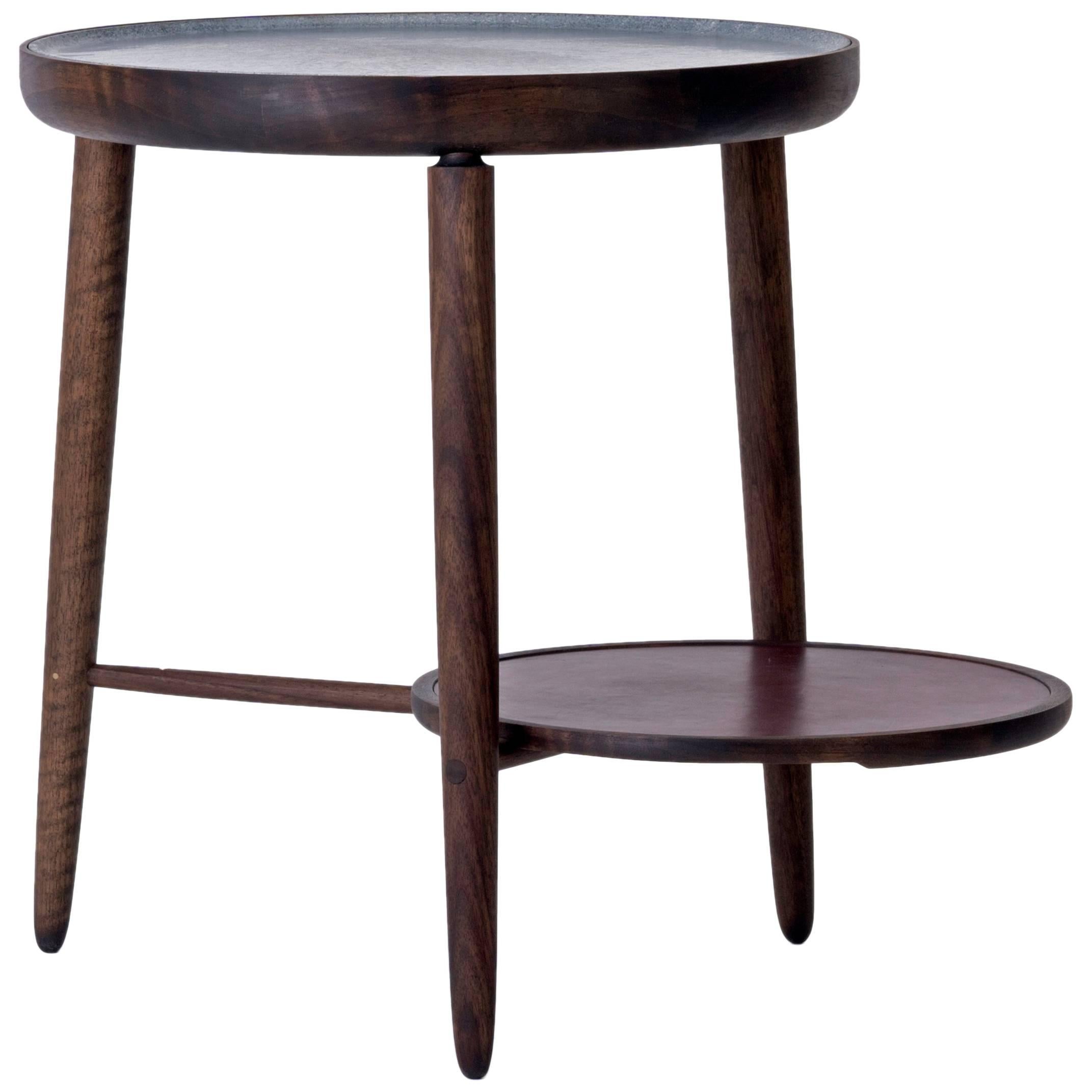 Table d'appoint Baré, base en bois de noyer avec plateau en grès sculpté et plateau en cuir