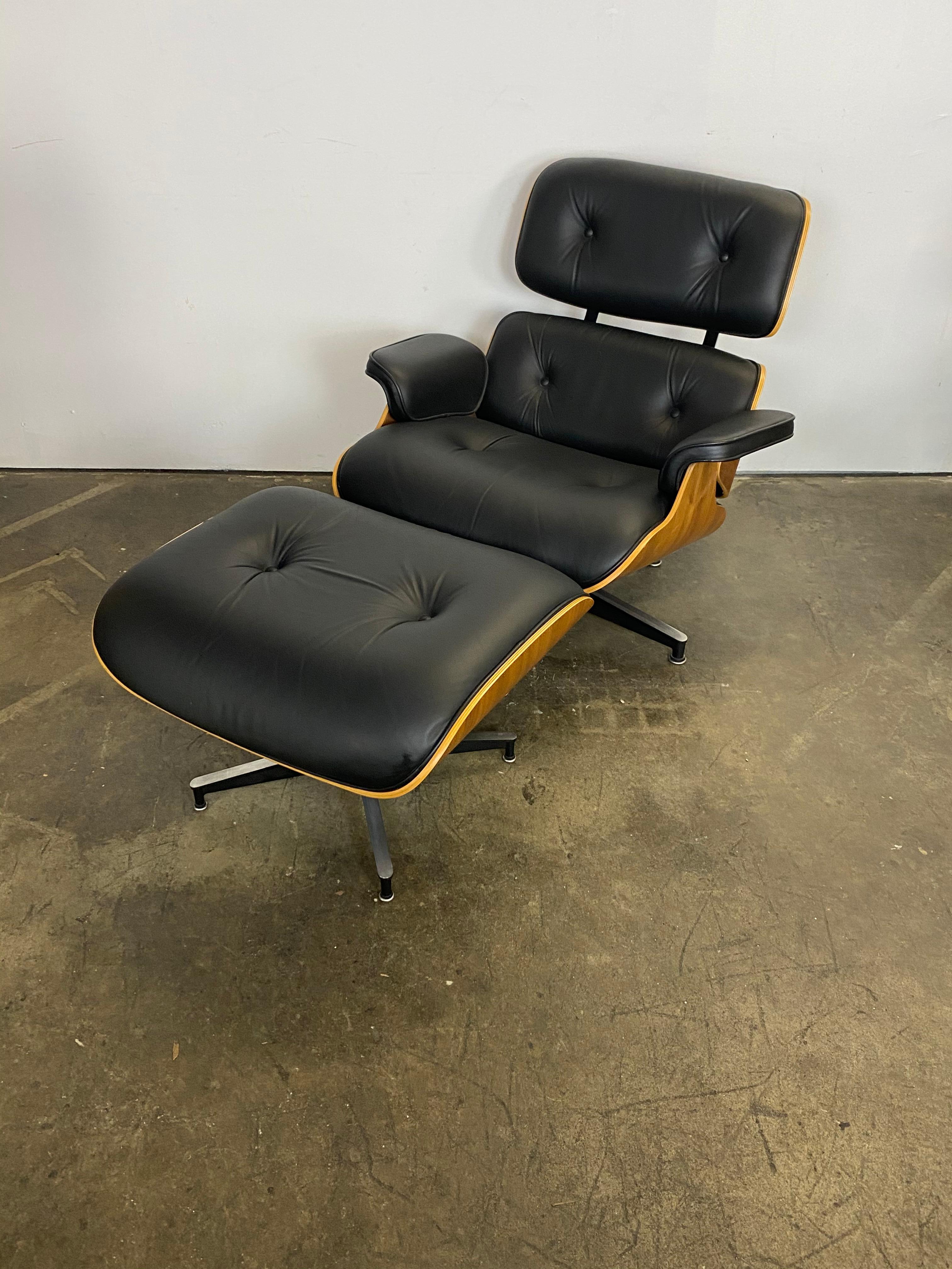 Stunning Eames Lounge Chair and Ottoman In Good Condition In Brooklyn, NY