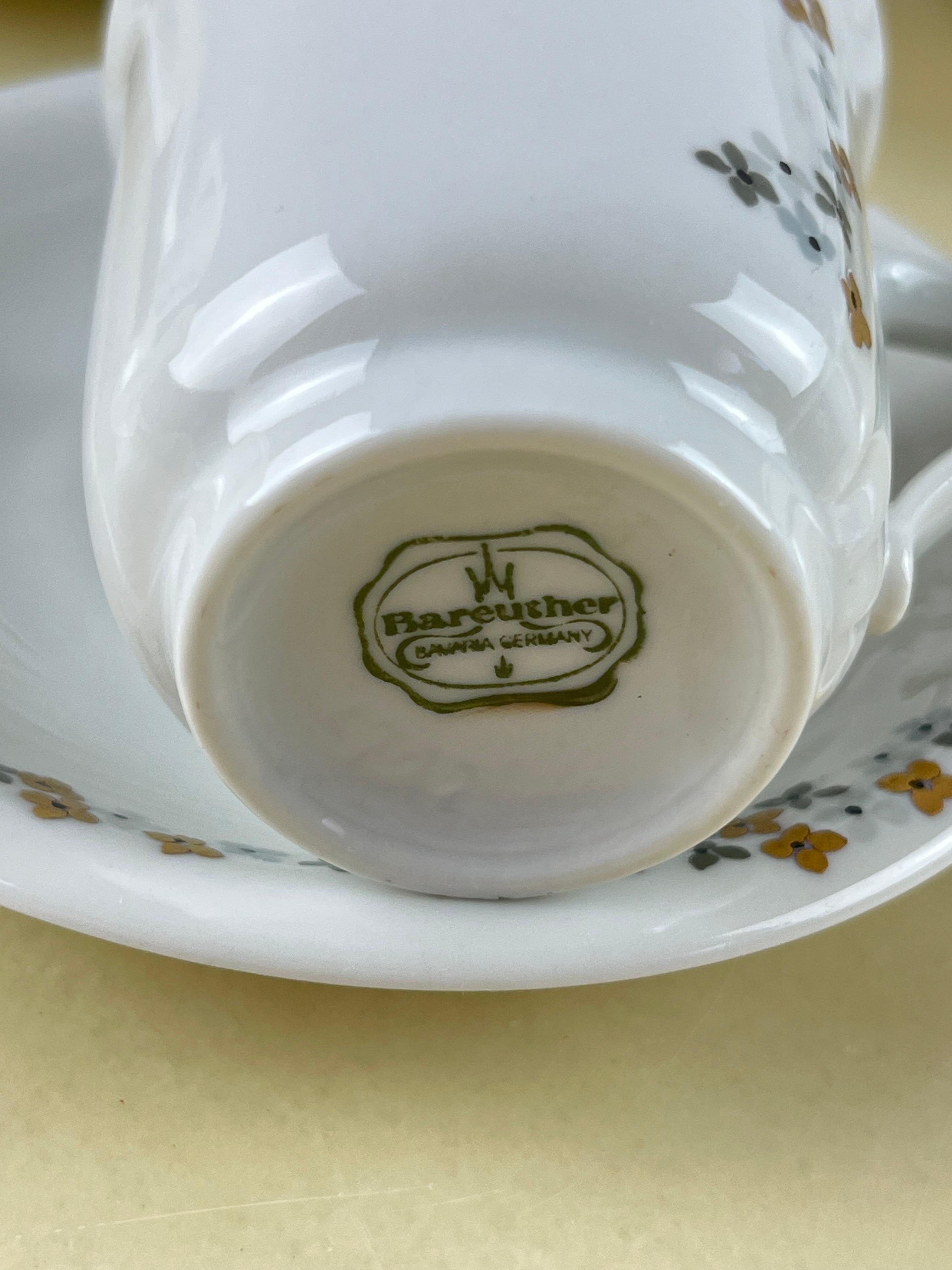 
Service à café Bareuther Bavaria, fabriqué en Allemagne, années 1980
Comprend 10 tasses et soucoupes, une cafetière, un pot à lait et un sucrier. Jamais utilisé.
Les mesures se rapportent à la cafetière.