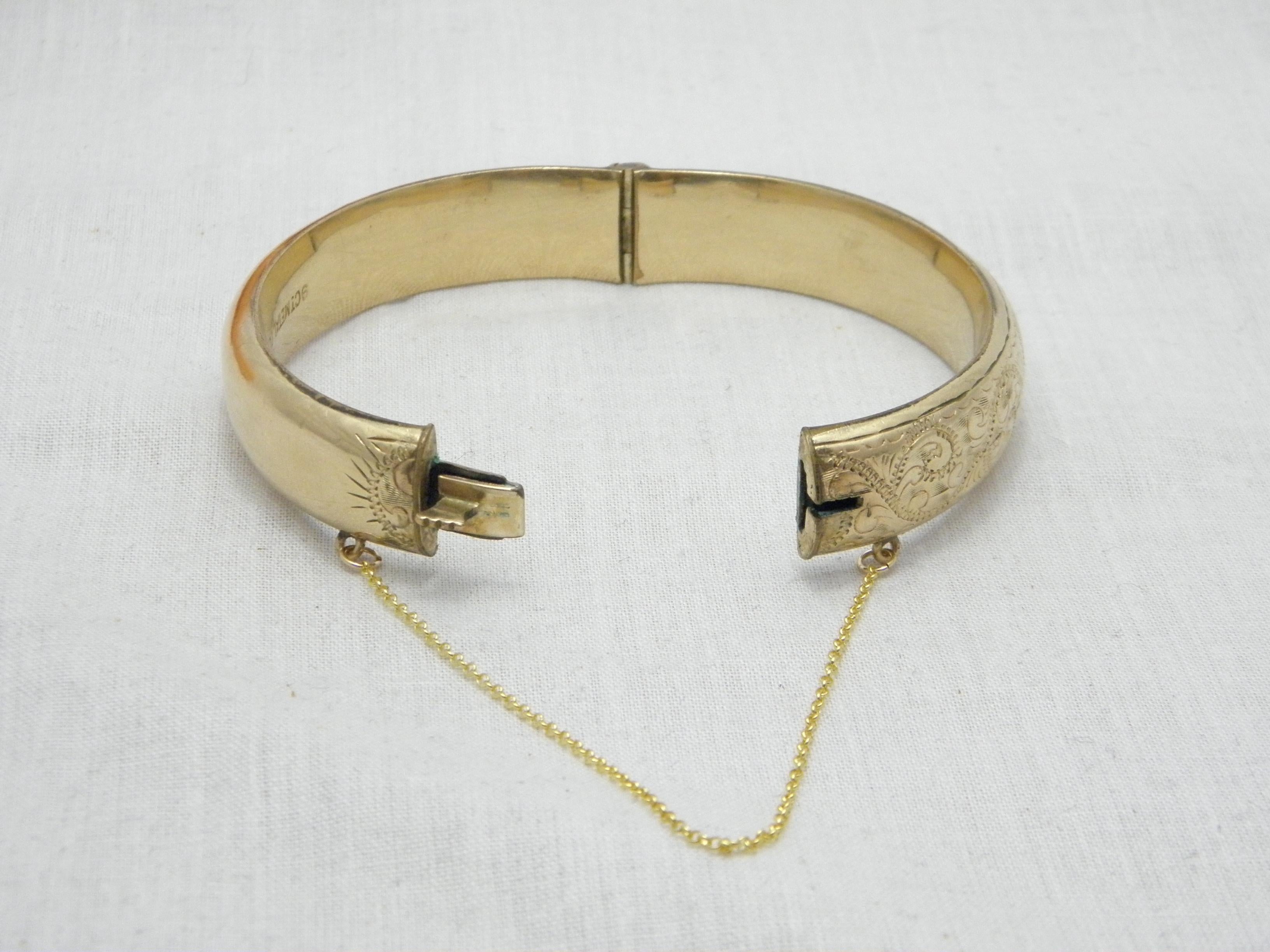 Bargain 9ct Gold 'Metal Cored' Floral Engraved Cuff Hinged Bracelet Bangle 375 In Fair Condition For Sale In Camelford, GB