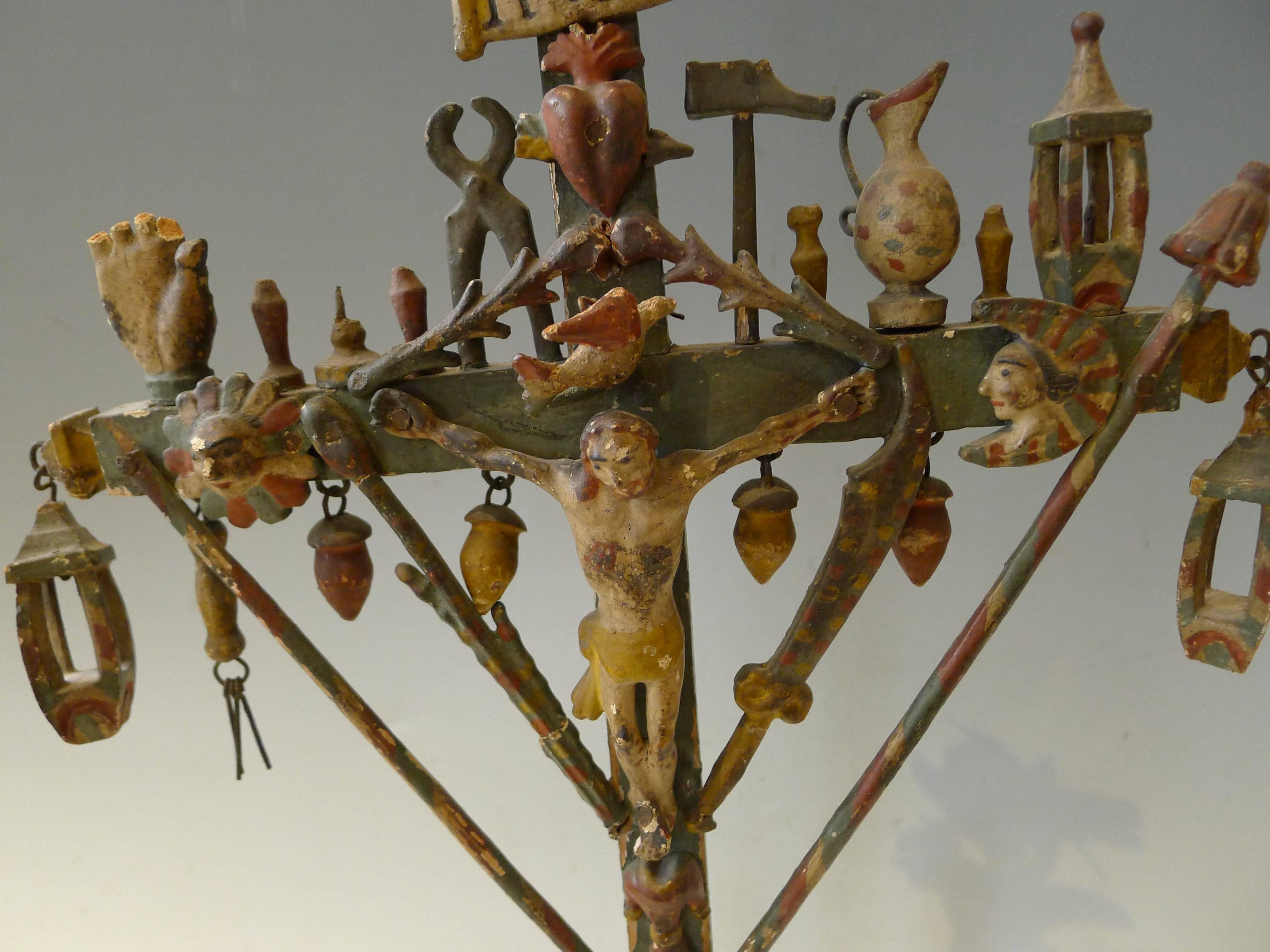 Cross in a sculptured boat with painted decoration polychromatic on green bottom.
The cross, with main instruments of the Passion, is dominated by an angel sharp of the trumpet
Religious crosses, raisedto the bow of boats and which have authority