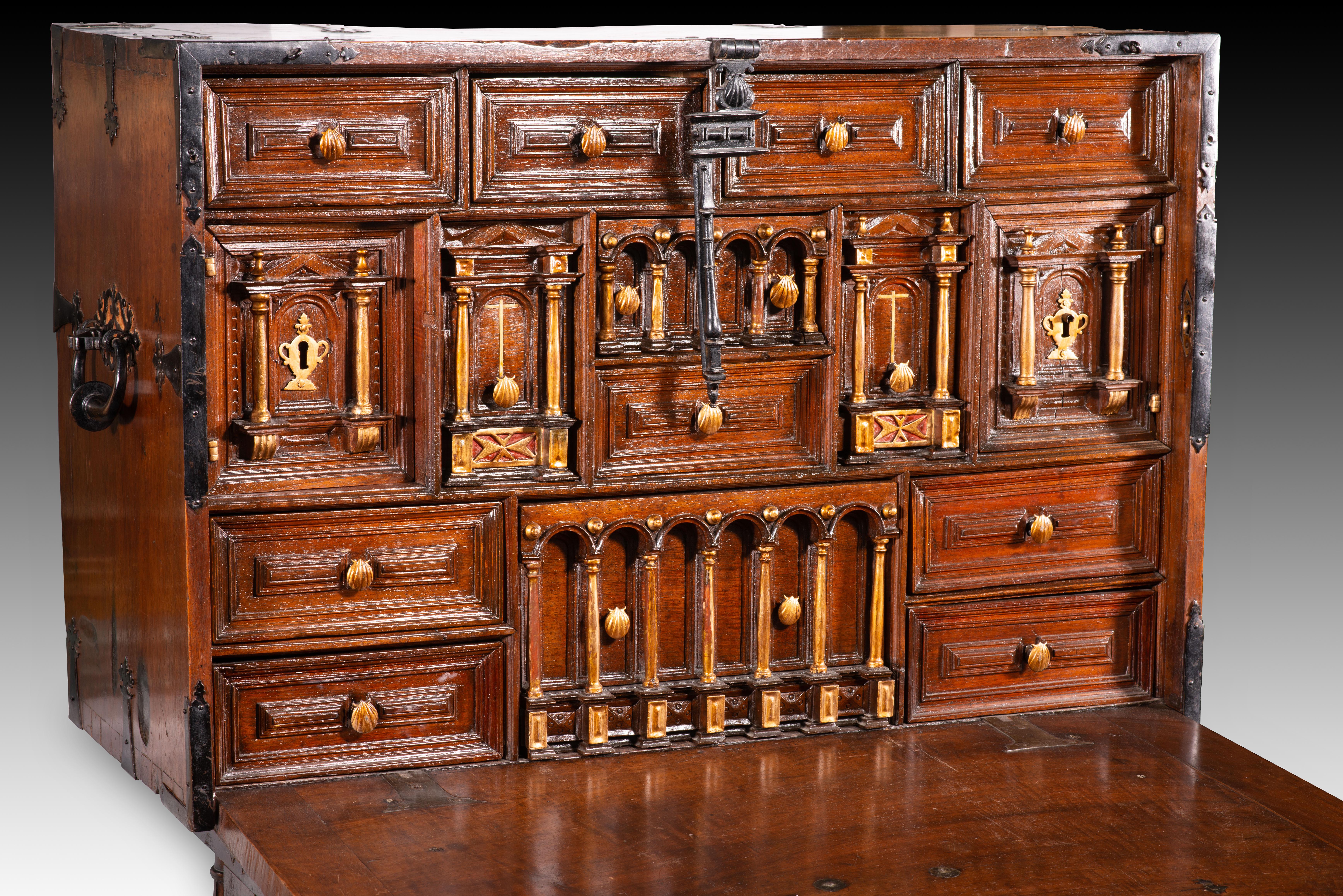 Bargueño oder Schreibtisch mit Brückenfuß. Holz, Metall. Spanische Schule, 17. Jh. (Barock) im Angebot