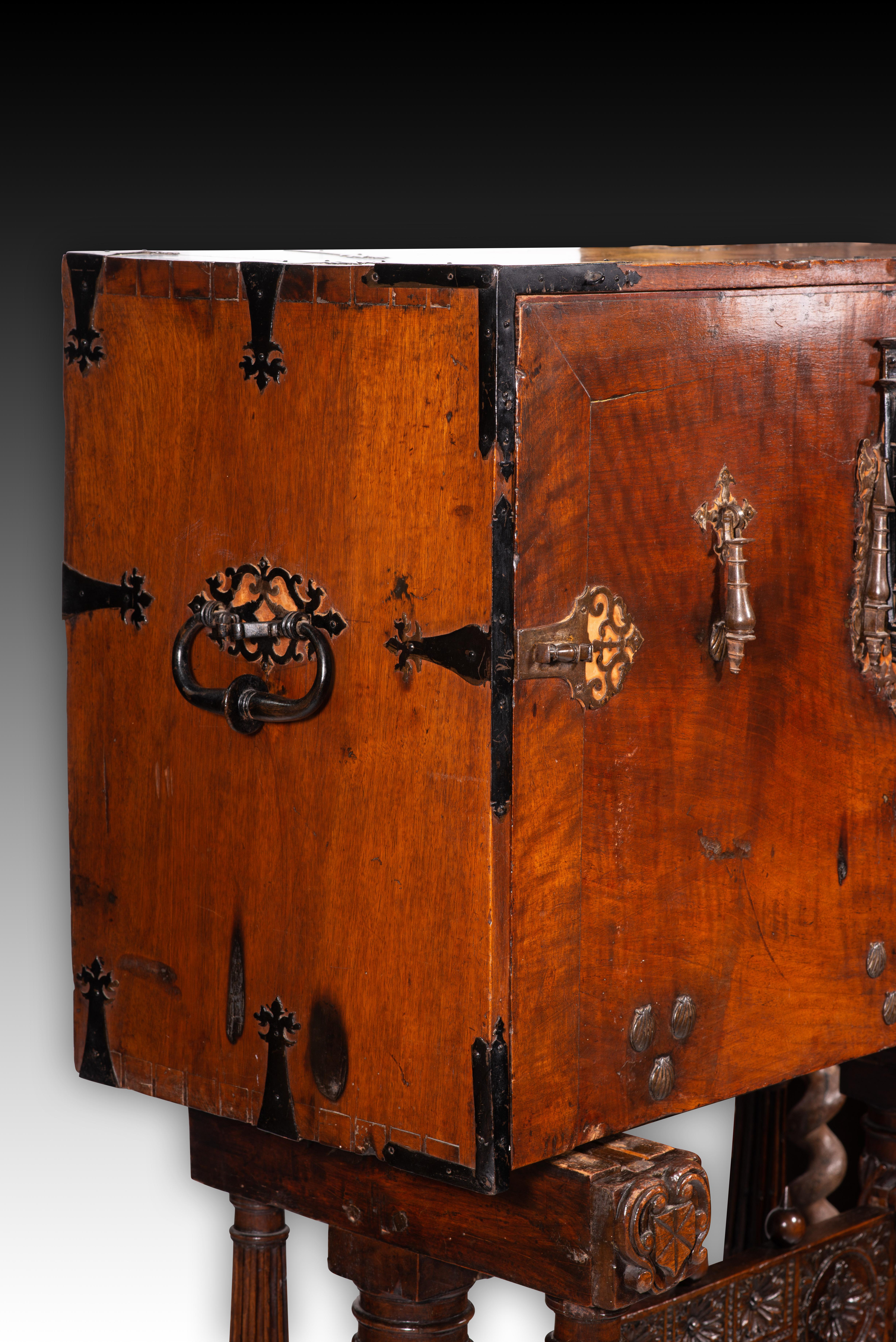 Bargueño oder Schreibtisch mit Brückenfuß. Holz, Metall. Spanische Schule, 17. Jh. im Angebot 3