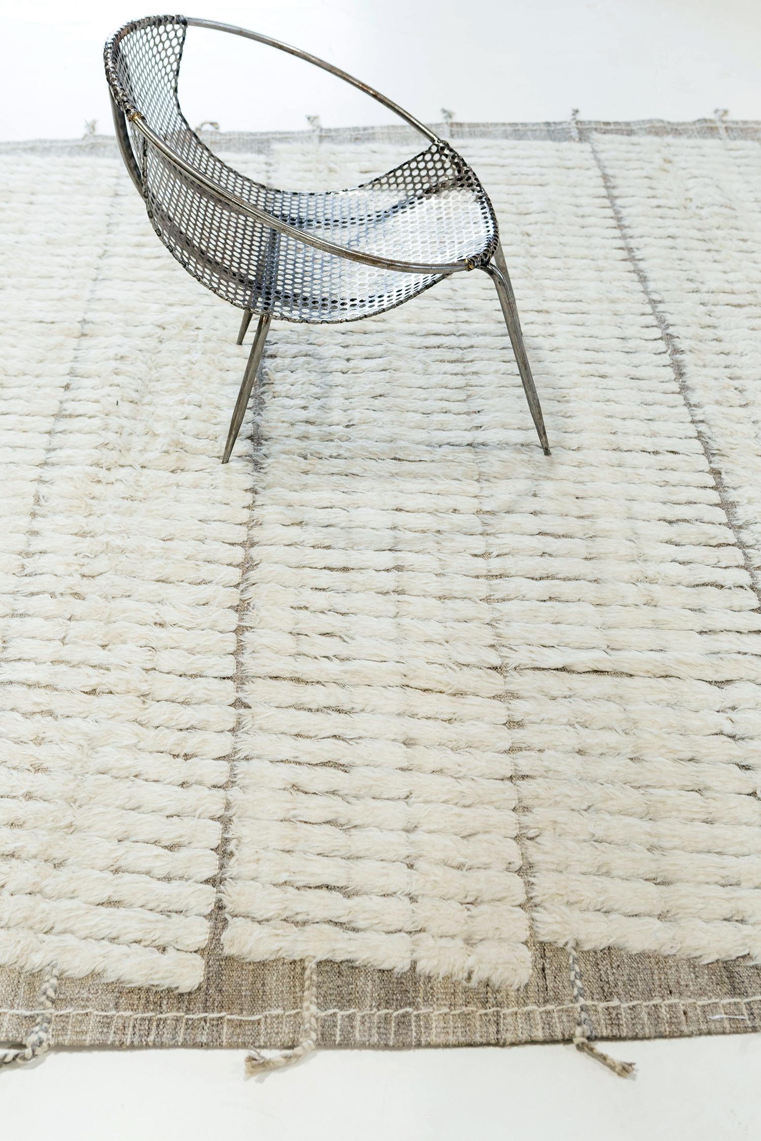 Die Signatur Collection'S of California. Handgewebter, luxuriöser Wollteppich aus zeitlosen Designelementen und neutralen Erdtönen mit dem perfekten Elfenbeinton. Haute Bohemian Collection: entworfen in Los Angeles, benannt nach den Winden, die die