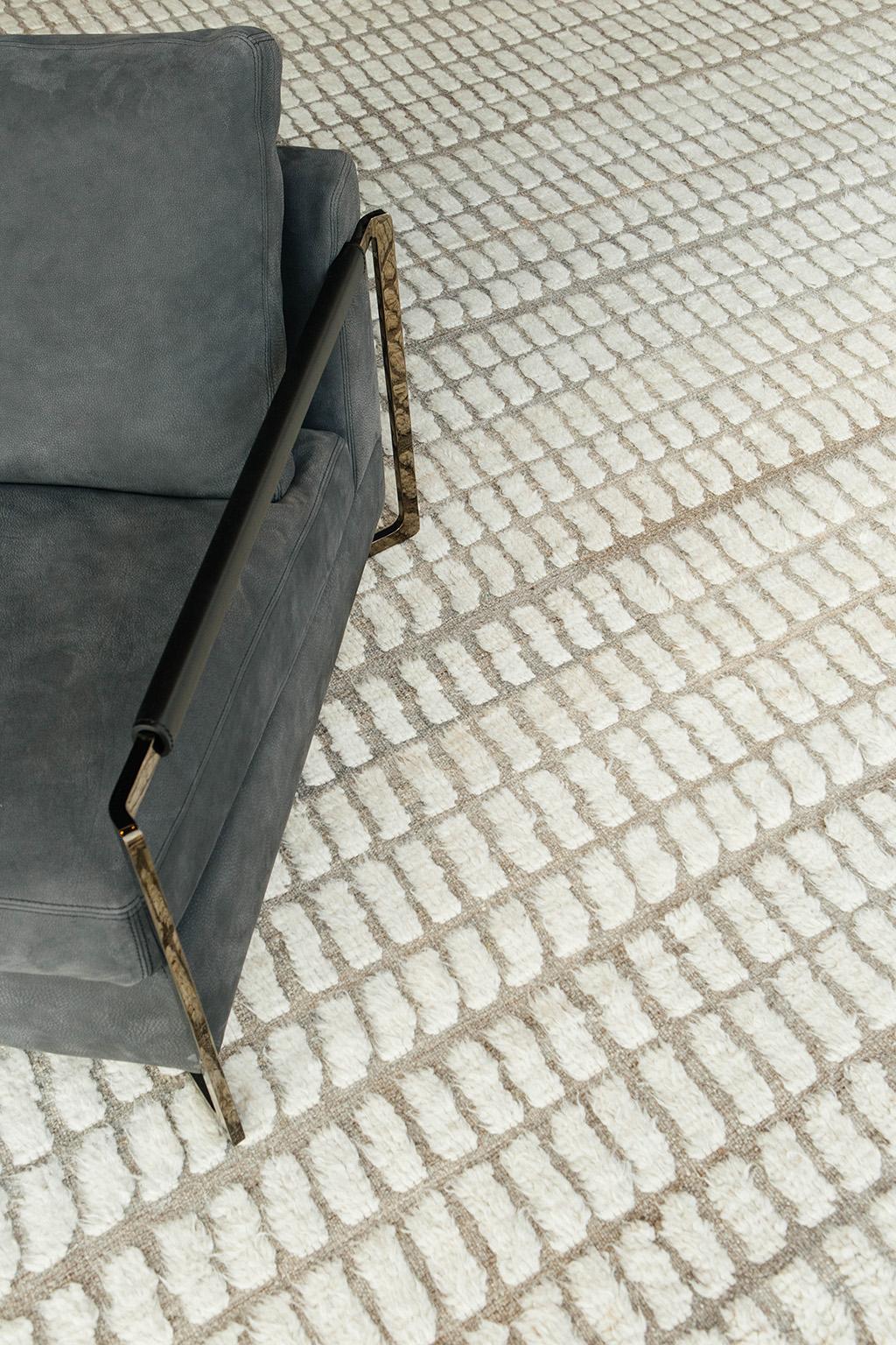 White wool detailing on a neutral sand color flat-weave. This handwoven wool rug is an elegant white accent piece designed in true style of LA. 

 
Rug number: 28150
Size: 12'5