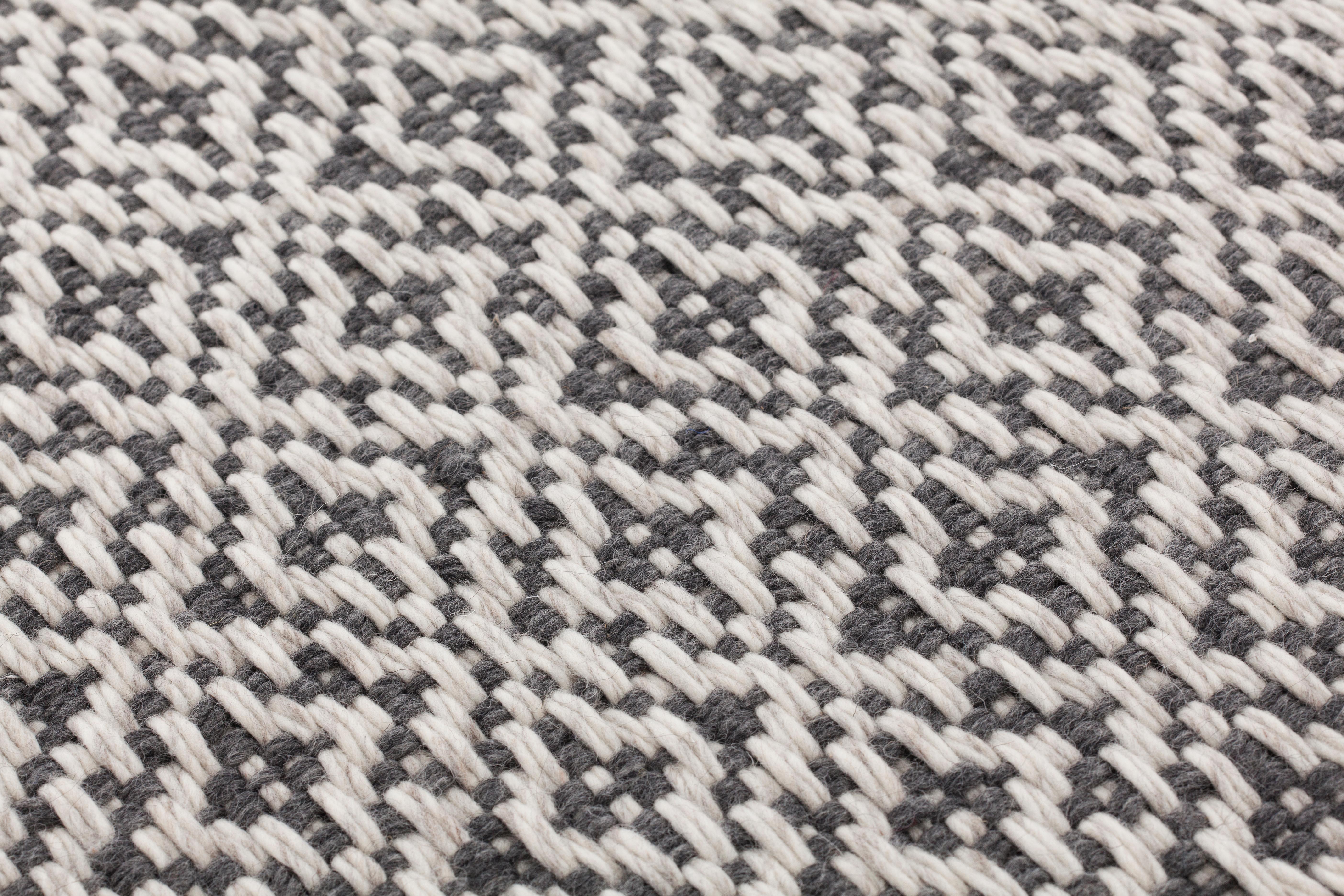 BARI ist Teil der Teppichkollektion WOOL von GAN, der Innenraummarke von GANDIABLASCO, einer Kollektion, die unsere Sinne anspricht: den Geruchssinn, den Tastsinn und den Sehsinn. Ein Fest der Sinne für all das, was von einer Generation zur nächsten