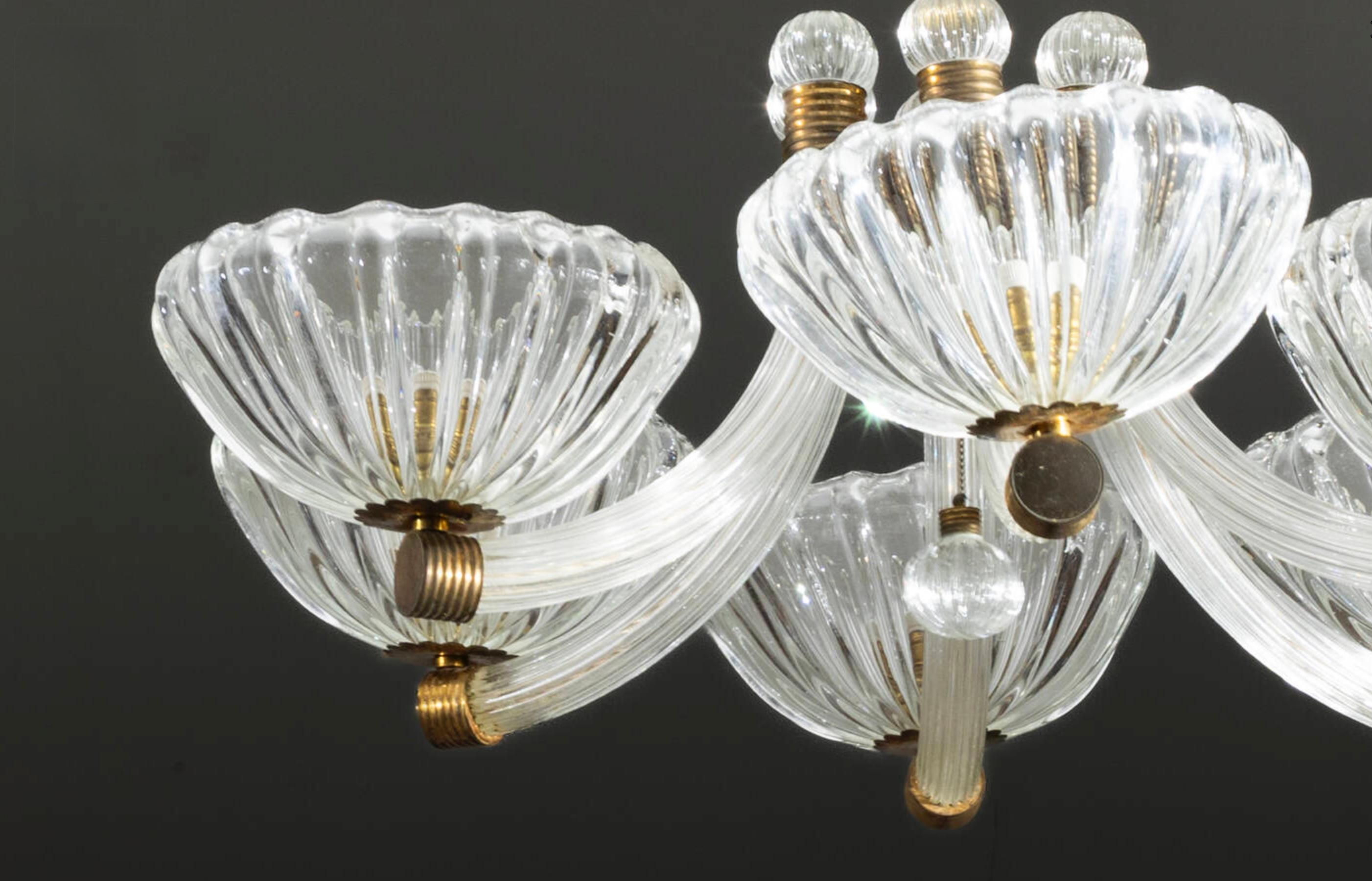 Bellissimo lampadario in vetro a coste prodotto da Barovier 
toso negli anni '50.
Dettagli in ottone
