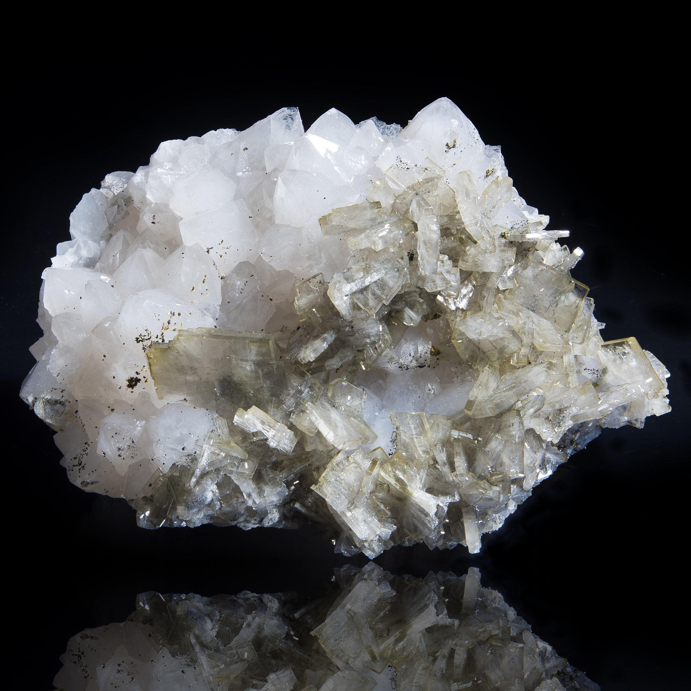 Cerro Warihuyn, Miraflores Peru

Baryt ist bekannt für seine große Farbvielfalt und seine vielfältigen Kristallformen und -gewohnheiten. Dieses Exemplar hat eine goldgraue Färbung. Er hat einen unglaublichen Glanz und alle Kristalle sind intakt. Er