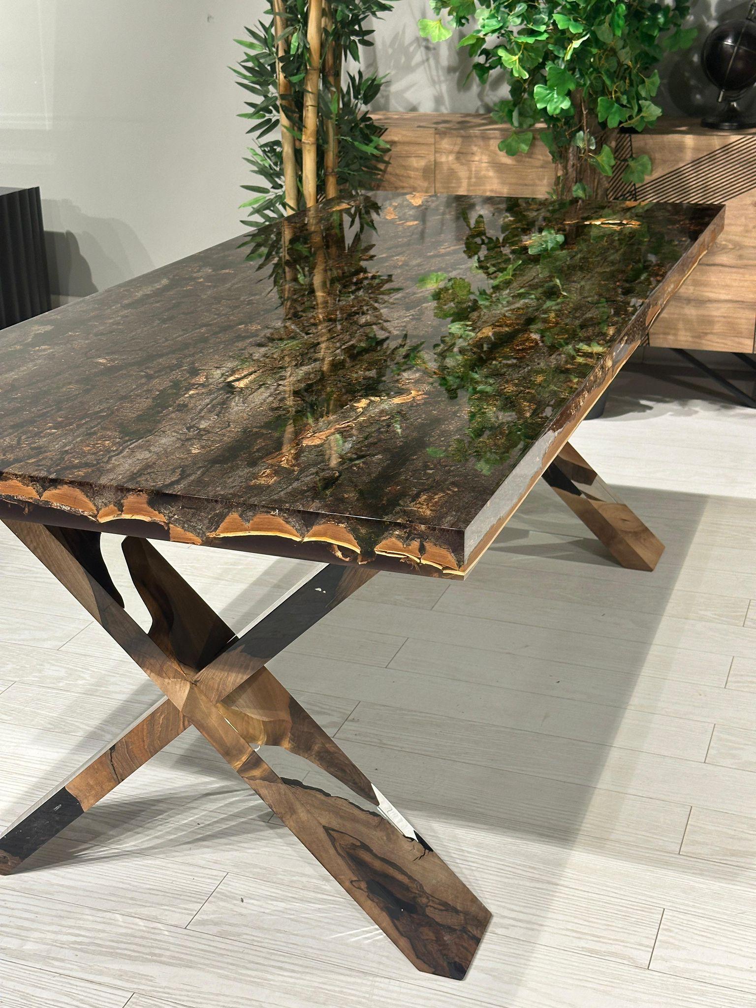 Table de salle à manger en résine époxy claire écorce d'arbre et mousse 

Cette table est fabriquée à partir d'écorce de peuplier. Les grains et la texture de l'écorce décrivent l'aspect d'une écorce de peuplier.
Elle peut être utilisée comme table