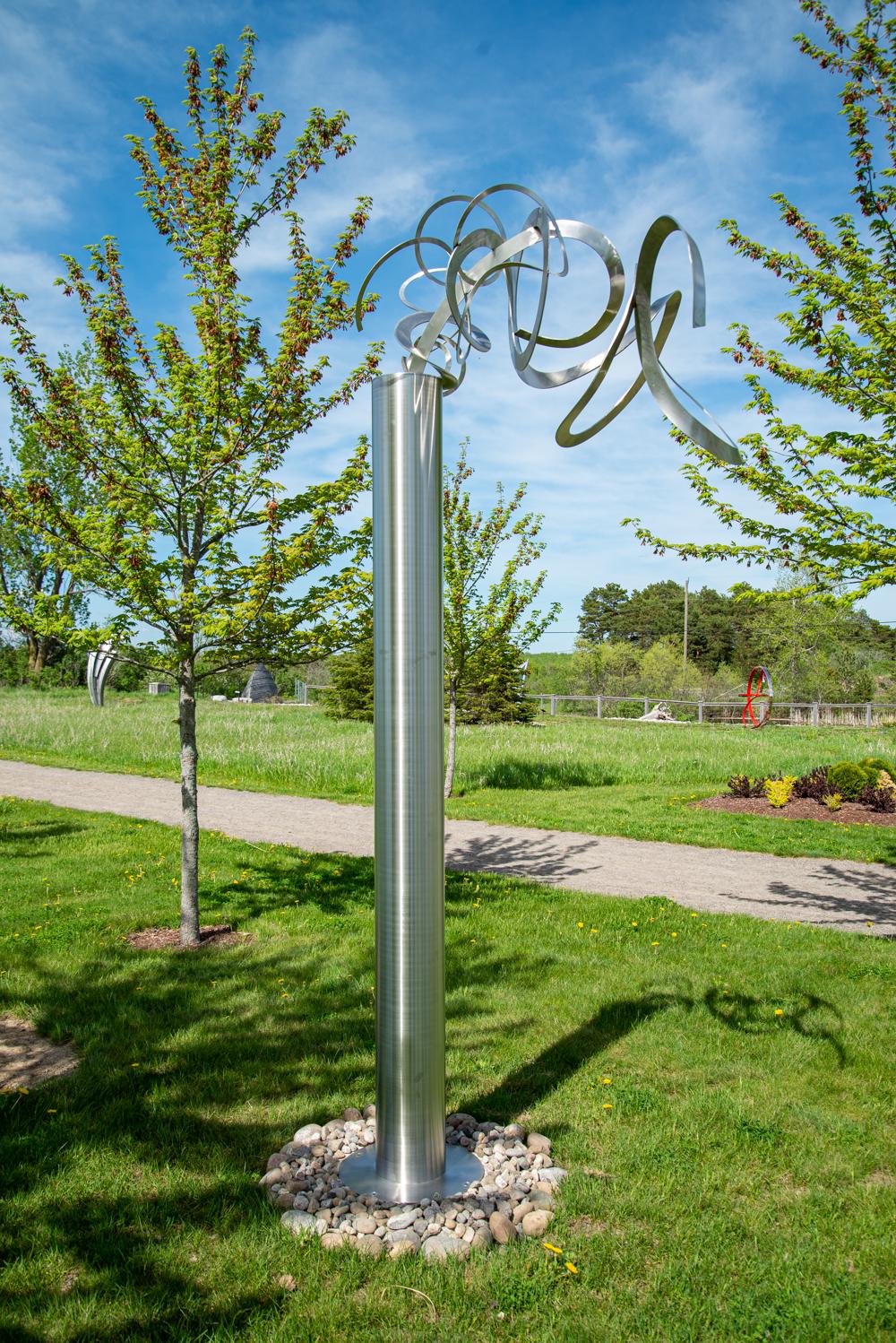 Just Breath - hohe, dynamische, abstrakte Skulptur aus poliertem Edelstahl für den Außenbereich – Sculpture von Barkas Productions