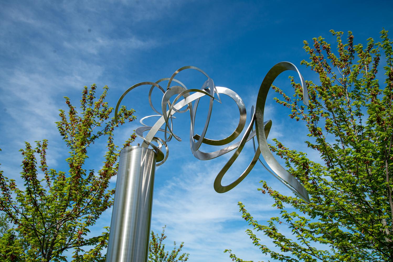 Just Breath - hohe, dynamische, abstrakte Skulptur aus poliertem Edelstahl für den Außenbereich (Abstrakt), Sculpture, von Barkas Productions
