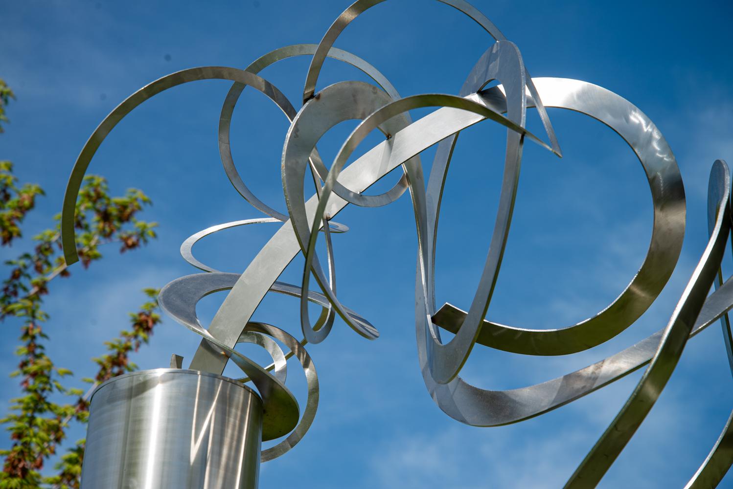 Just Breath - hohe, dynamische, abstrakte Skulptur aus poliertem Edelstahl für den Außenbereich (Grau), Abstract Sculpture, von Barkas Productions