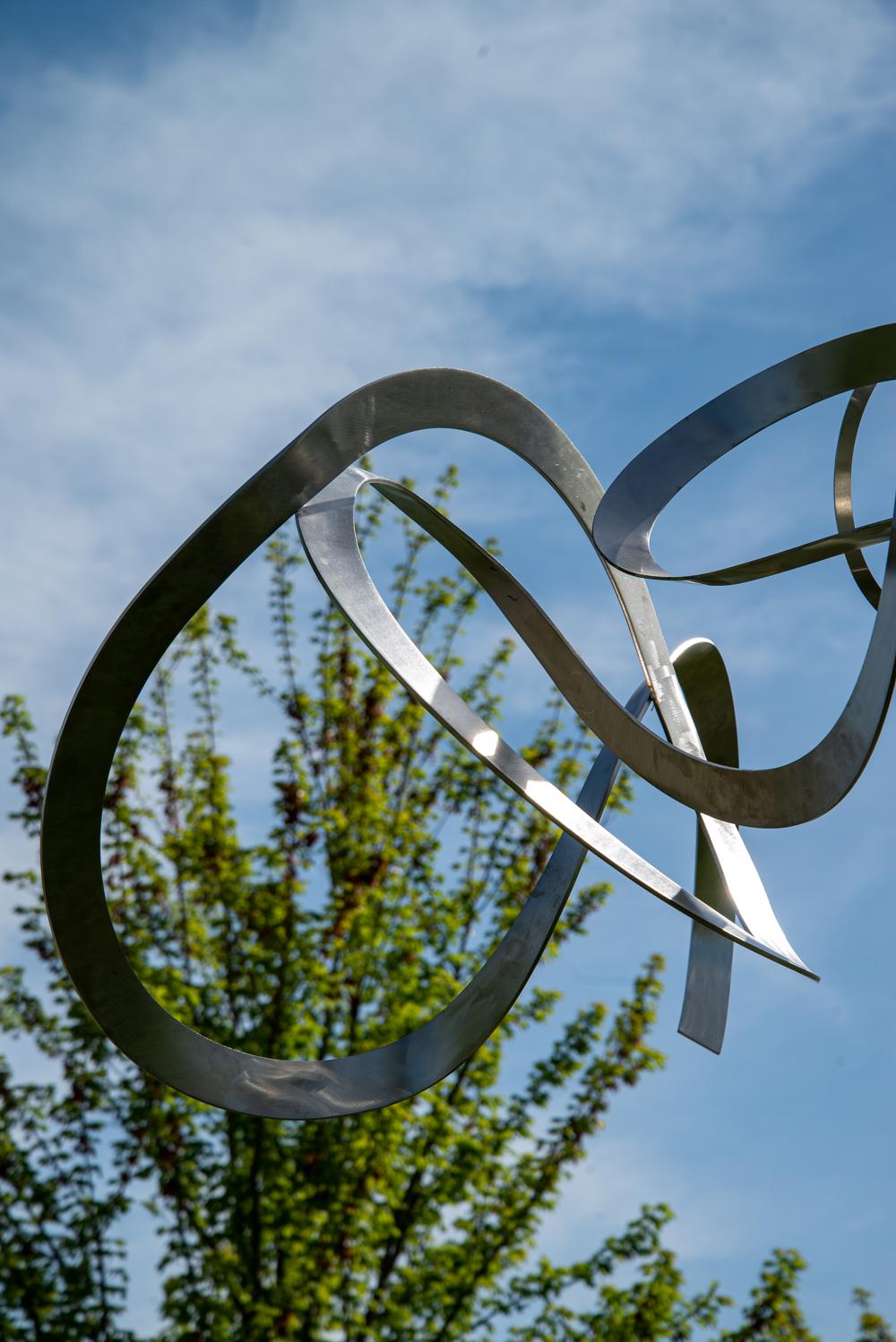 Just Breathe - haute sculpture contemporaine abstraite en acier inoxydable pour l'extérieur en vente 3