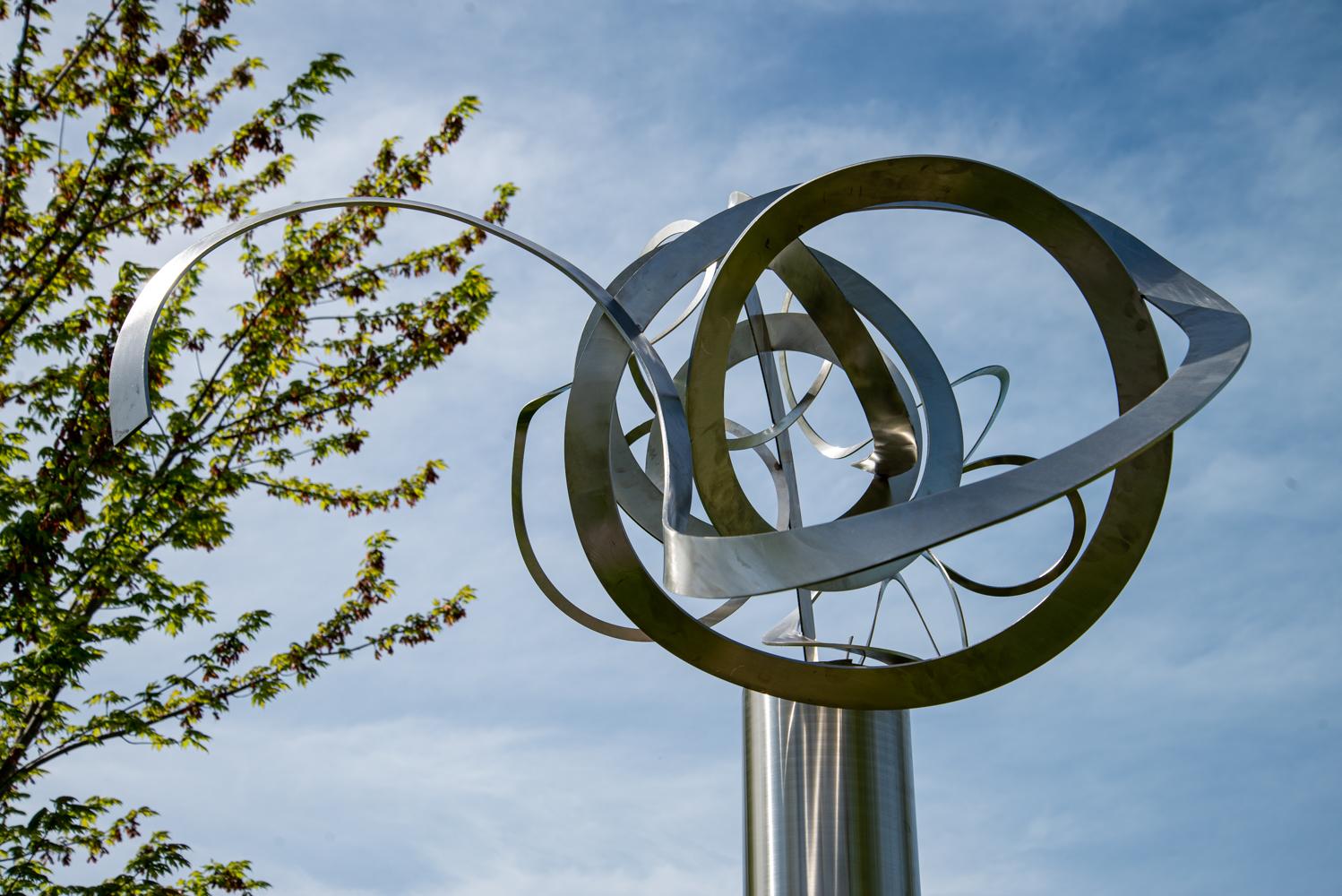 Just Breathe - haute sculpture contemporaine abstraite en acier inoxydable pour l'extérieur en vente 4
