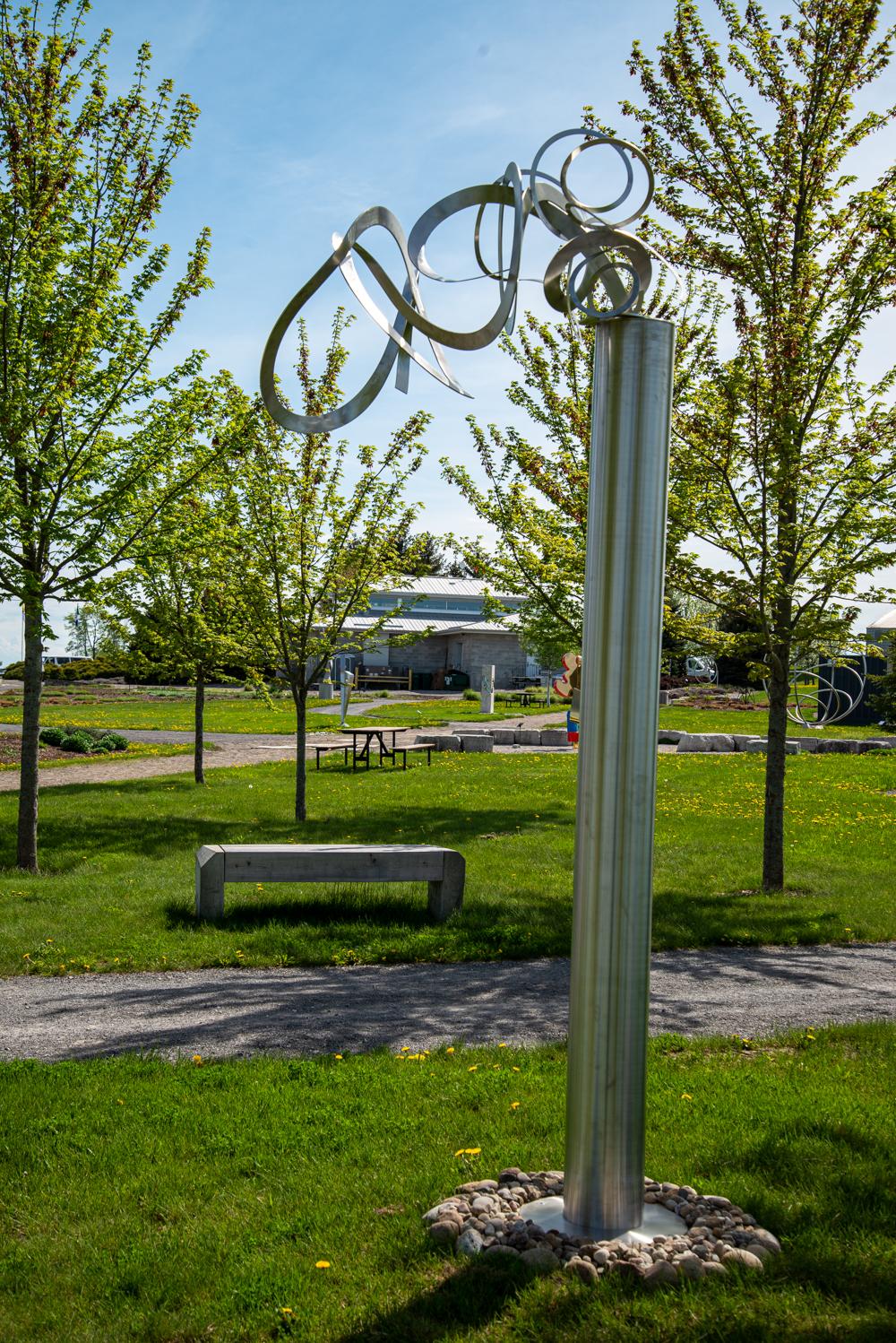 Just Breathe - haute sculpture contemporaine abstraite en acier inoxydable pour l'extérieur en vente 5
