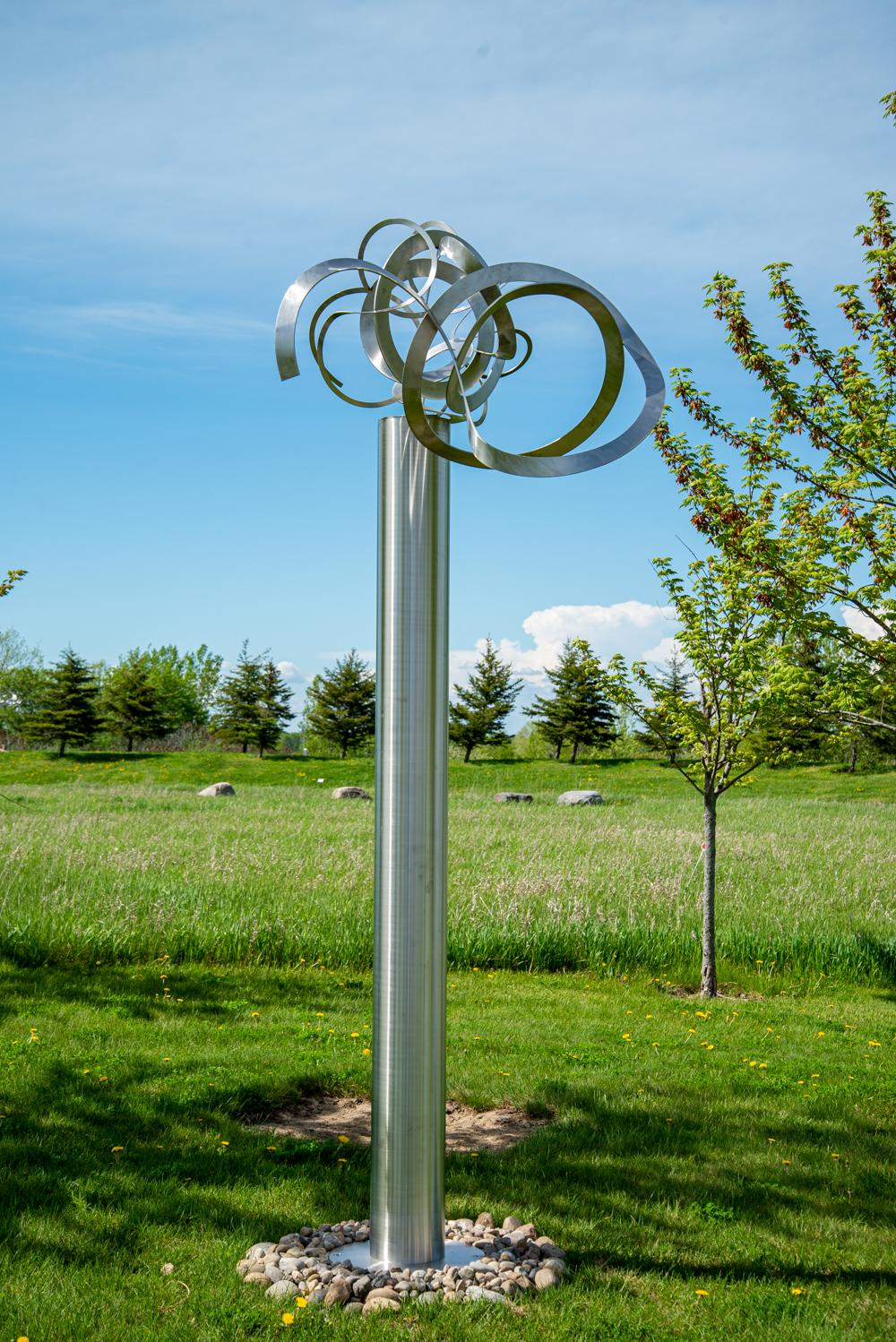 Just Breathe - haute sculpture contemporaine abstraite en acier inoxydable pour l'extérieur - Sculpture de Barkas Productions