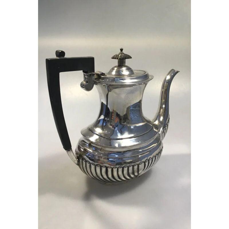 Barker Brothers Ltd Birmingham sterling silver coffee pot, 1927

Measures H 21 cm (8 17 / 64in) L 25 cm (9 27/32 in) W 13 cm (5 1/8 in) Weight 650 gr / 22.96 oz 

(Signs of usage).