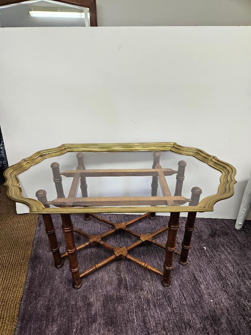 Baker Furniture Couchtisch aus Messing, Glas und Holz mit Tablettplatte  (Ende des 20. Jahrhunderts) im Angebot