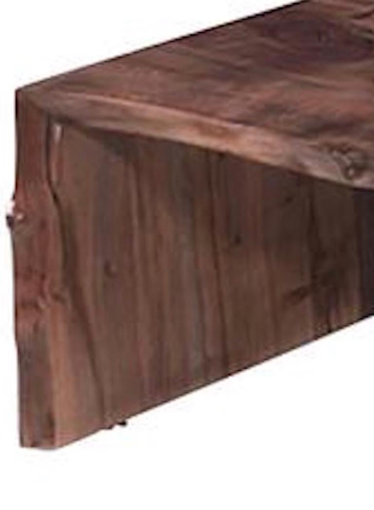 Barlas Baylar, Hudson NYC Table basse en noyer et base en plexi avec bord en cascade. Table basse asymétrique en noyer claro massif avec un bord vivant et une base en plexiglas.
