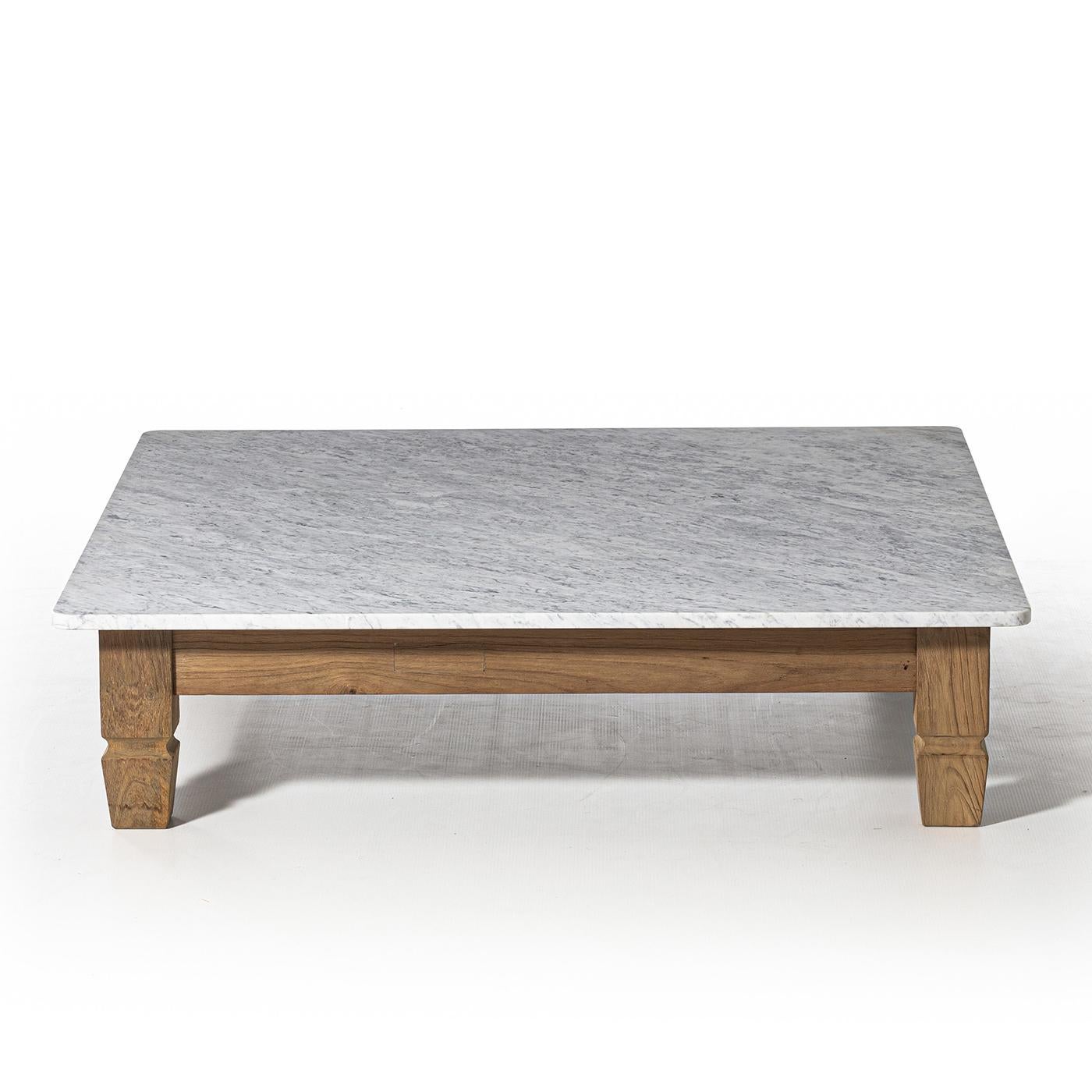 Table basse Barletta avec structure en teck massif
en bois et avec un plateau en marbre blanc carrare poli.