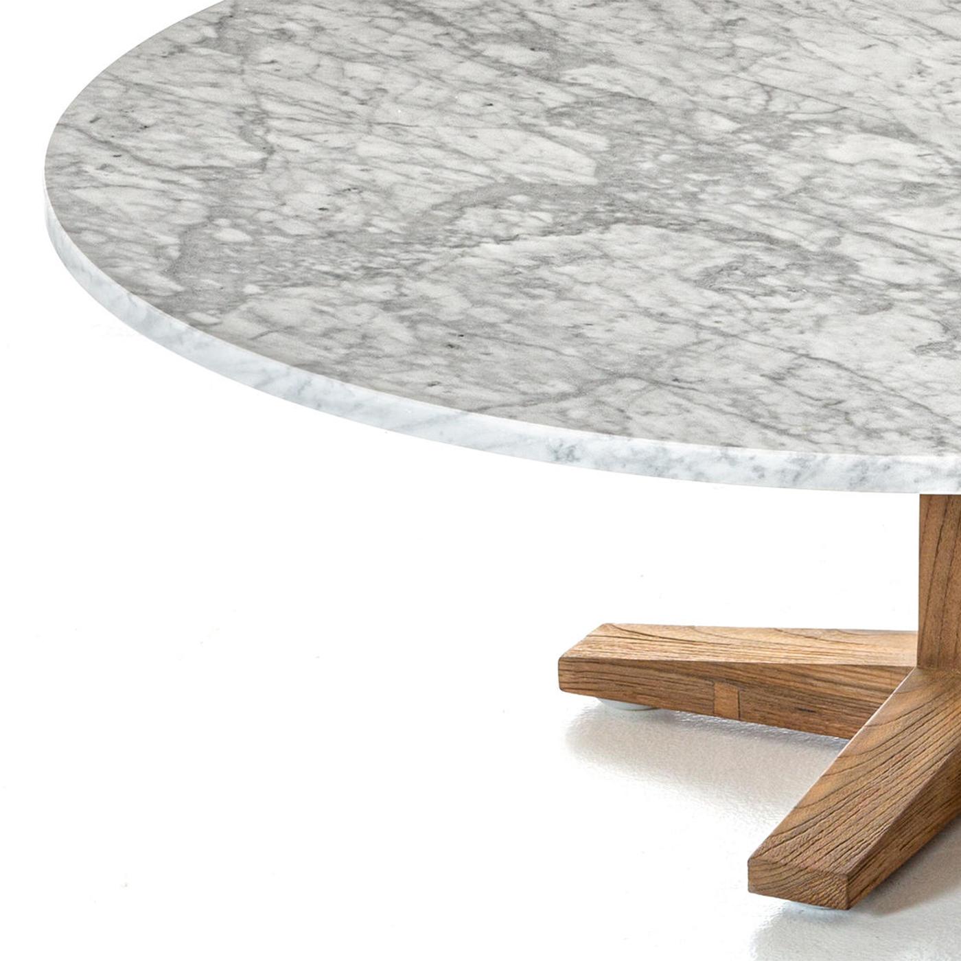 Table basse Barletta avec structure en teck massif
Bois et plateau en marbre blanc carrare poli.