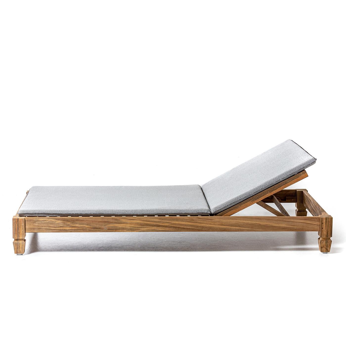 Daybed Barletta with structure in solid teak
wood, with adjustable head backrest. With
cushion included, in outdoor fabric in grey finish
and with removable cover.