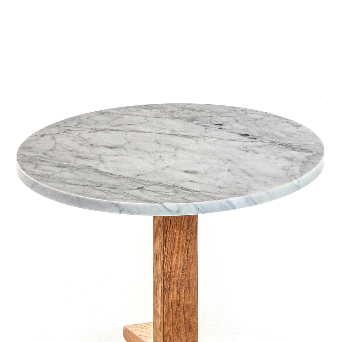 Table d'appoint Barletta structure en teck massif
en bois et avec un plateau en marbre blanc carrare poli.