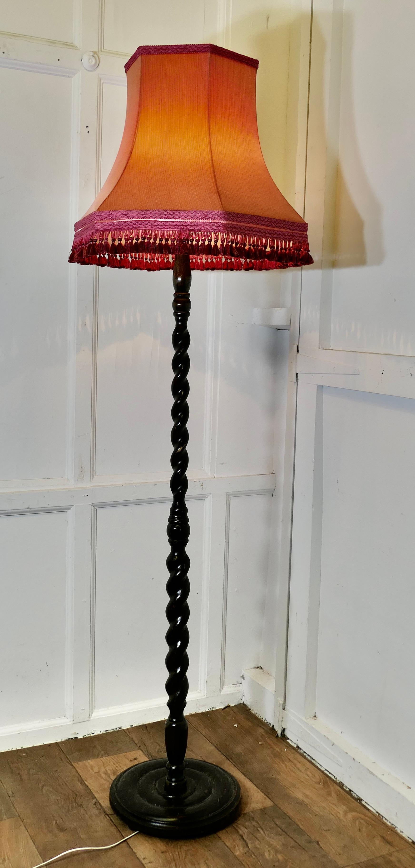 Lampada da terra Barley Twist

Un pezzo sapientemente tornito, questa lampada poggia su una base in legno tornito di 13 pollici, è in buone condizioni, il paralume non è nuovo, ma si adatta molto bene alla lampada.
La lampada è alta 71