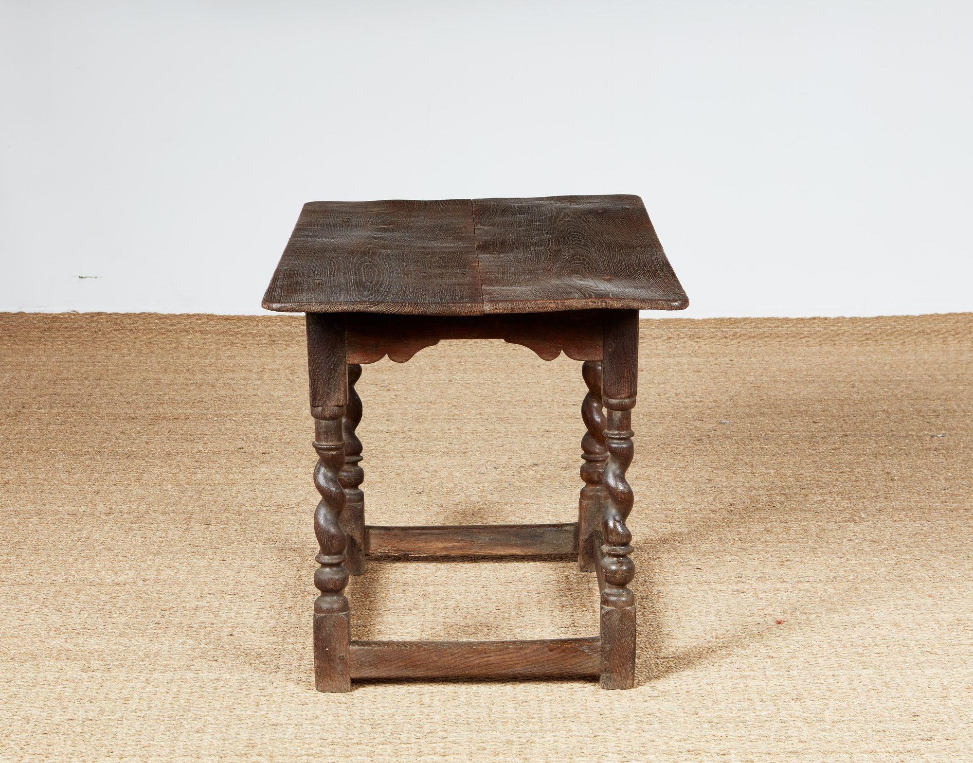 Anglais Table centrale en chêne Silver Aley Twist en vente