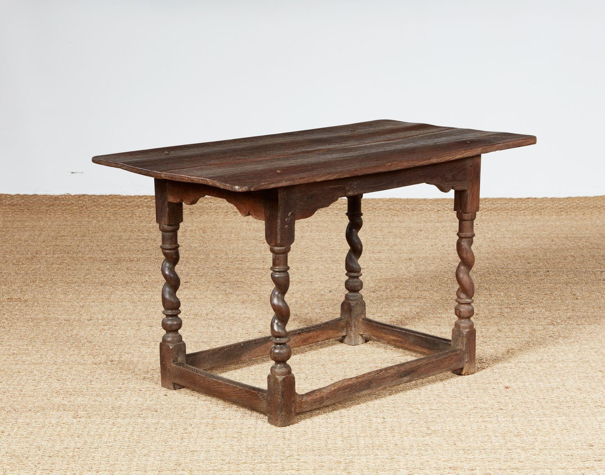 Table centrale en chêne Silver Aley Twist Bon état - En vente à Greenwich, CT