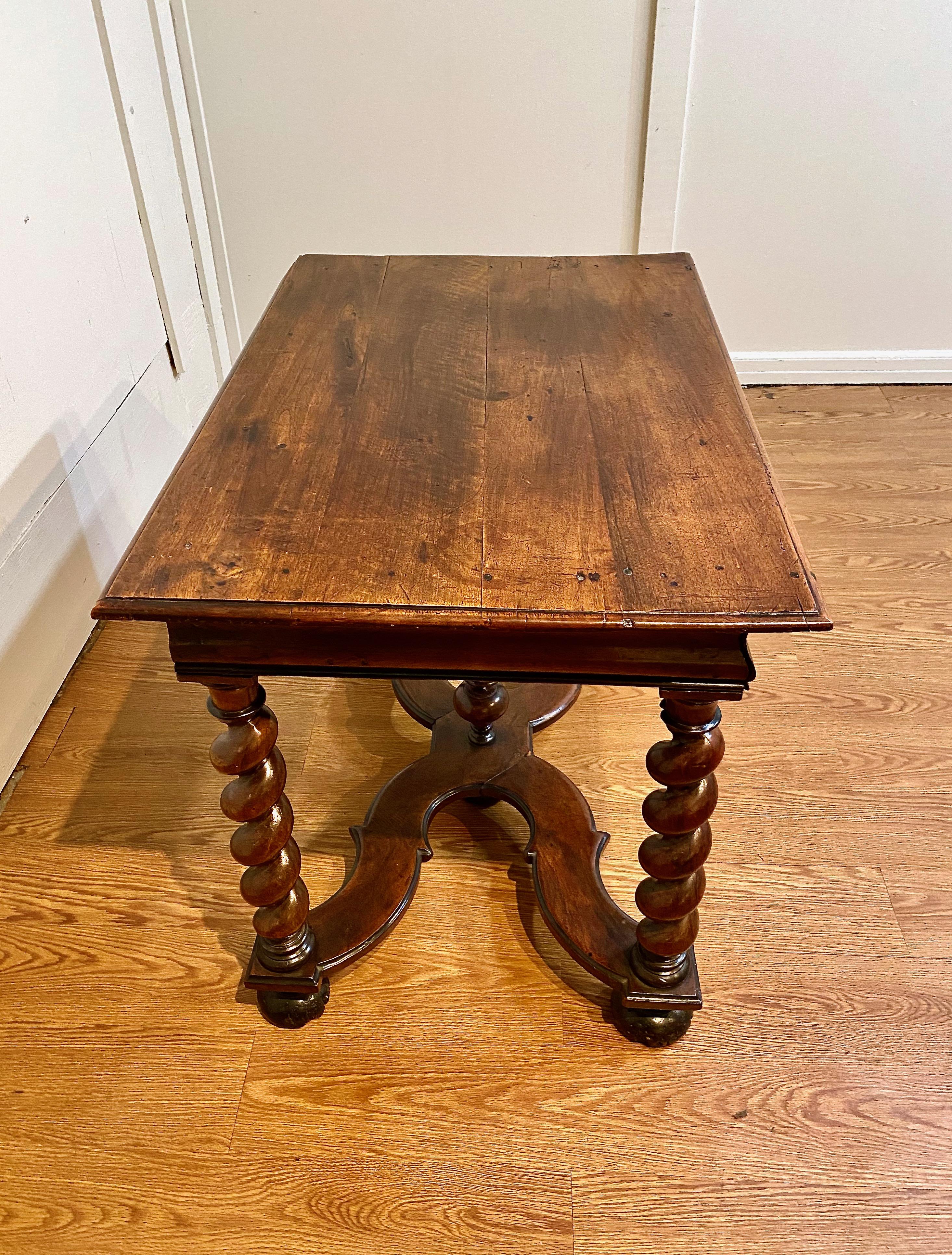 Barley Twist Walnut Side Table, Late 17th Century In Good Condition For Sale In Pasadena, CA