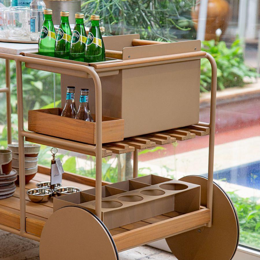 Moderno Carrello da bar Barman, Alluminio e pietra naturale per esterni con accessori in teak in vendita