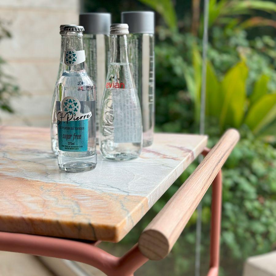 Portoghese Carrello da bar Barman, Alluminio e pietra naturale per esterni con accessori in teak in vendita