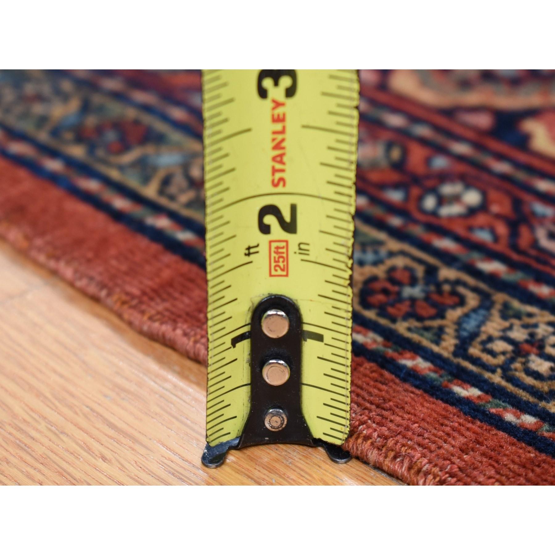 Roter antiker persischer Feraghan Sarouk-Teppich aus handgeknüpfter Wolle im Angebot 4