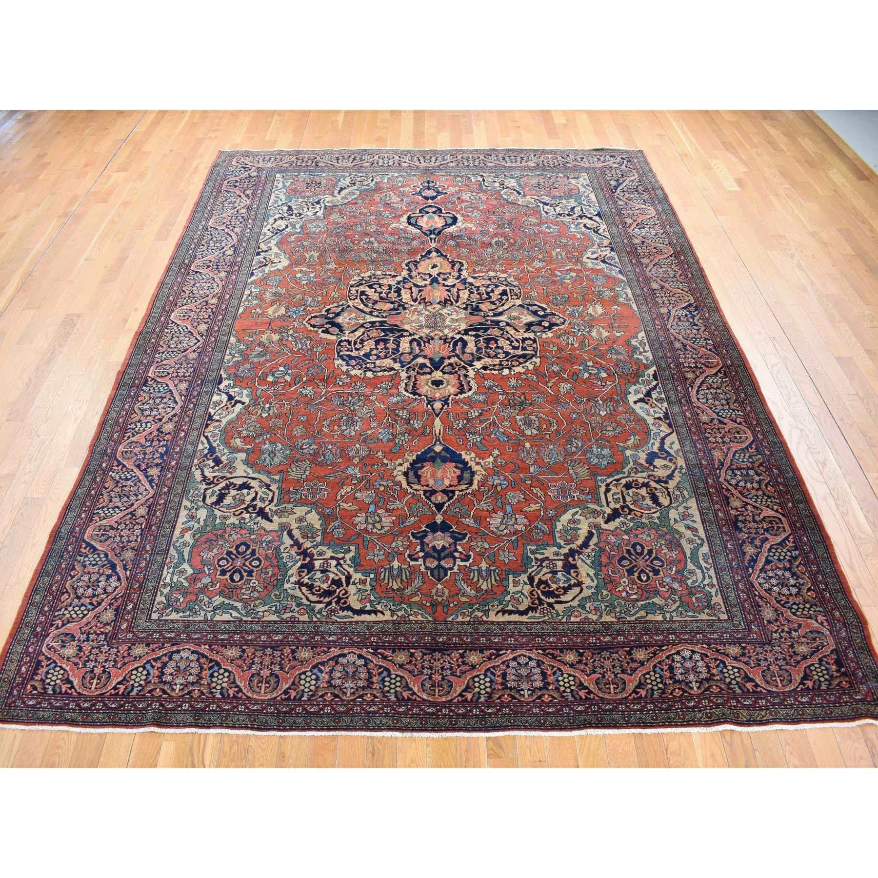 Roter antiker persischer Feraghan Sarouk-Teppich aus handgeknüpfter Wolle (Mittelalterlich) im Angebot