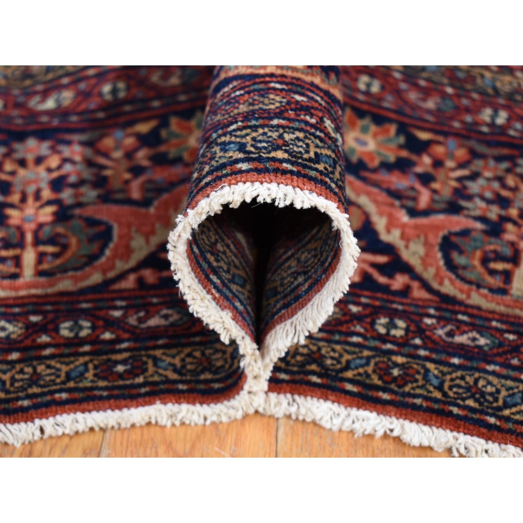 Roter antiker persischer Feraghan Sarouk-Teppich aus handgeknüpfter Wolle (Frühes 20. Jahrhundert) im Angebot