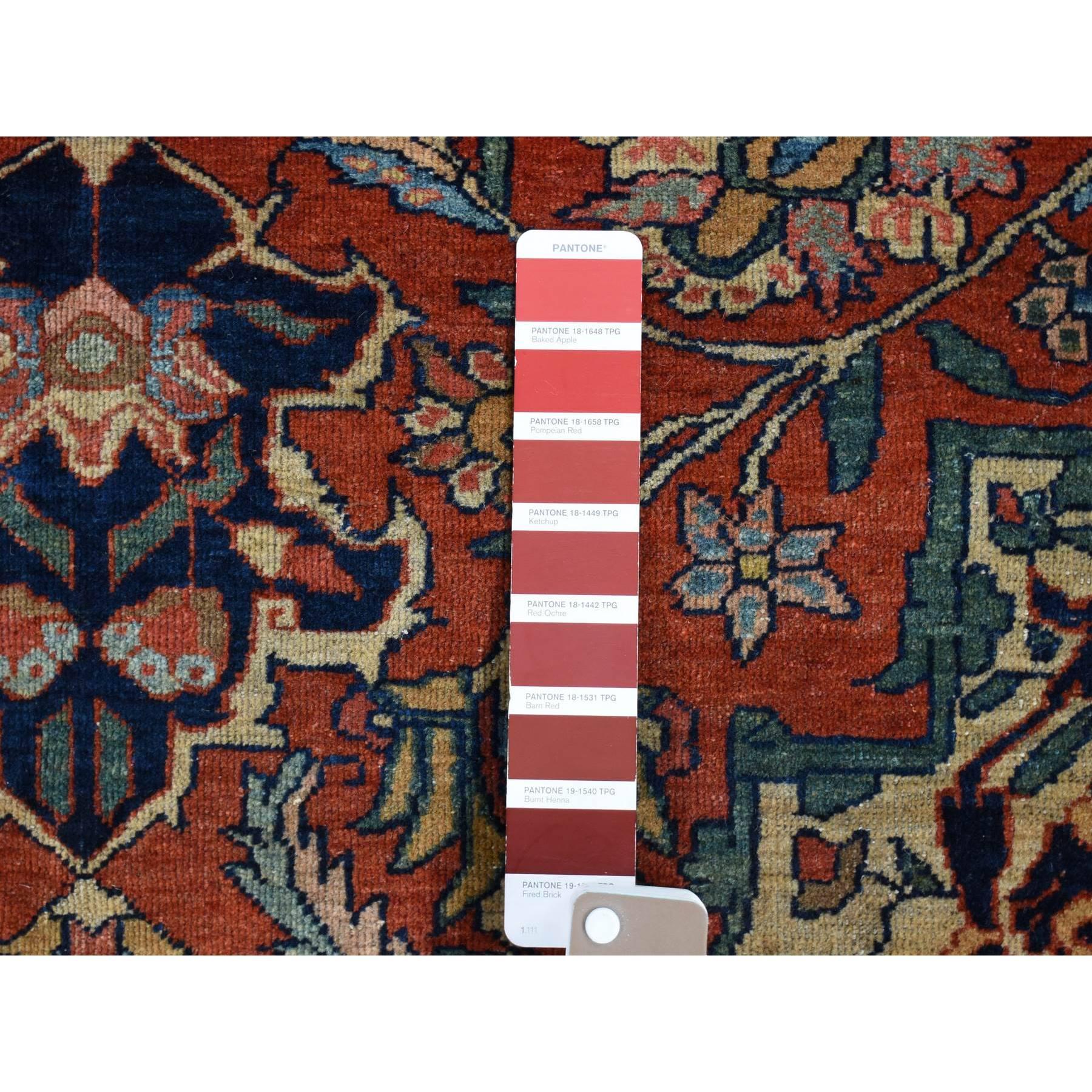 Roter antiker persischer Feraghan Sarouk-Teppich aus handgeknüpfter Wolle im Angebot 1
