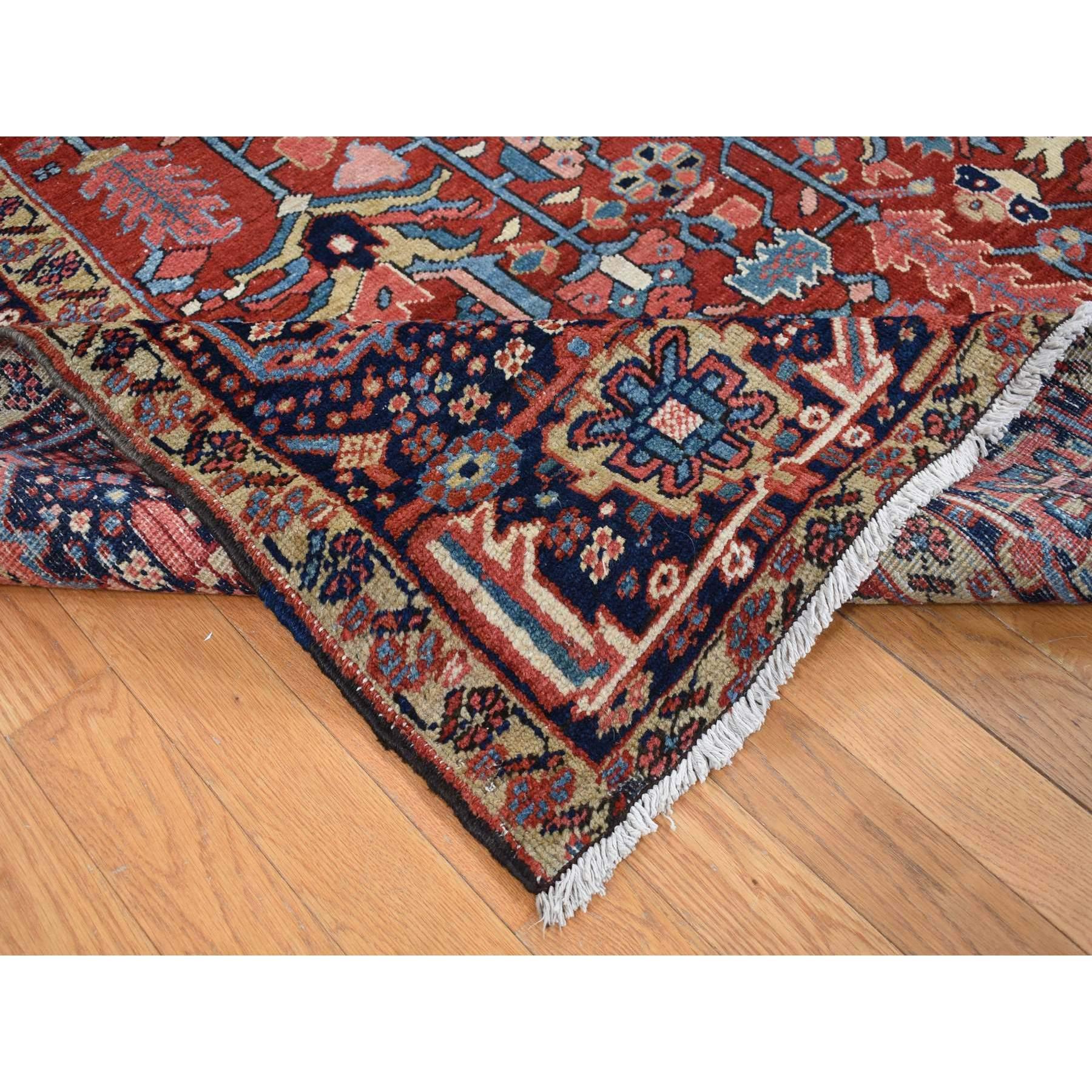 Roter antiker persischer Heriz-Teppich aus reiner Wolle, handgeknüpft im Zustand „Gut“ im Angebot in Carlstadt, NJ