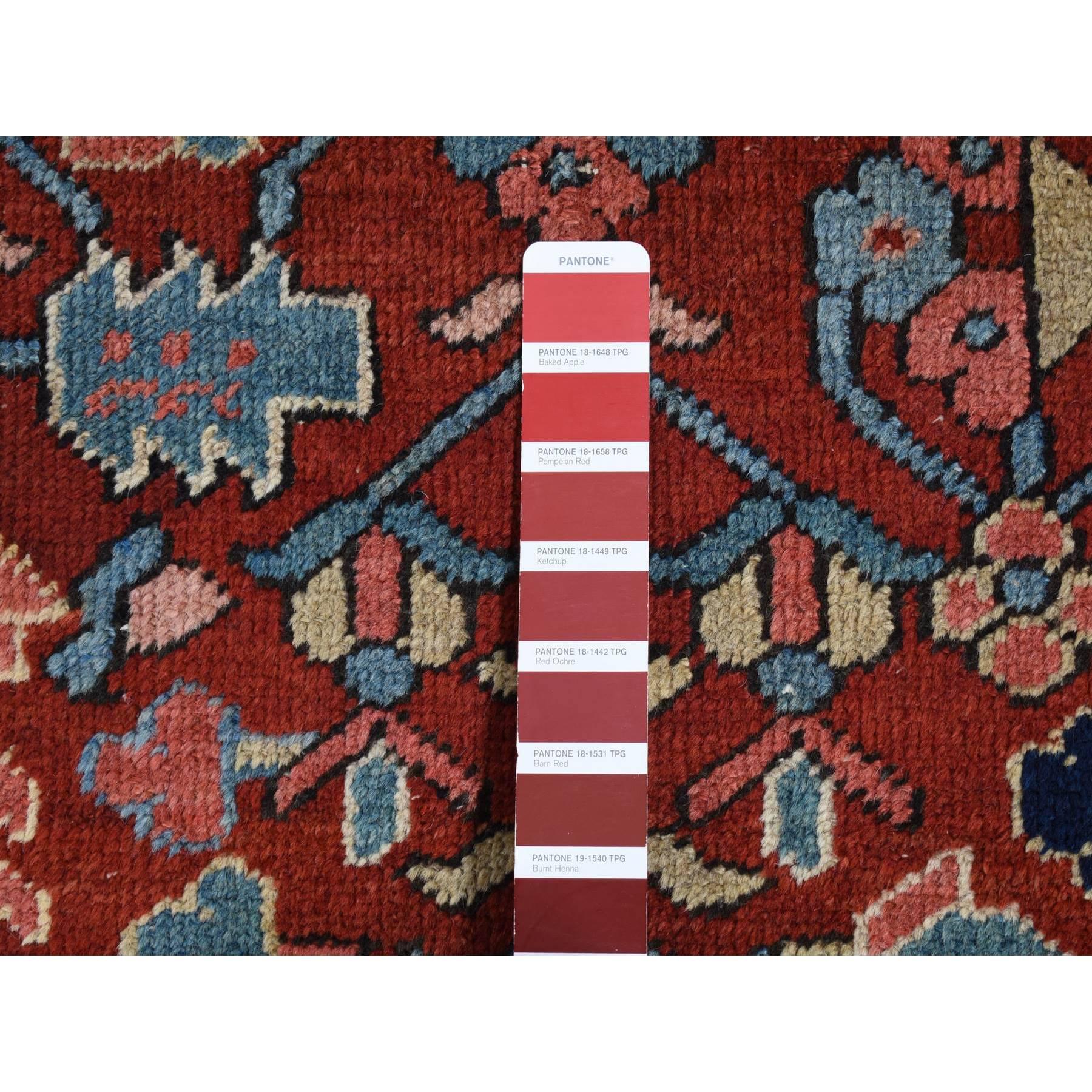 Roter antiker persischer Heriz-Teppich aus reiner Wolle, handgeknüpft im Angebot 1