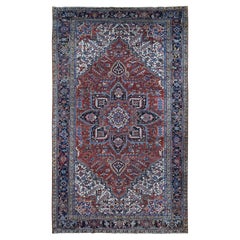 Tapis persan ancien Heriz rouge Barn, légèrement usé, en pure laine nouée à la main