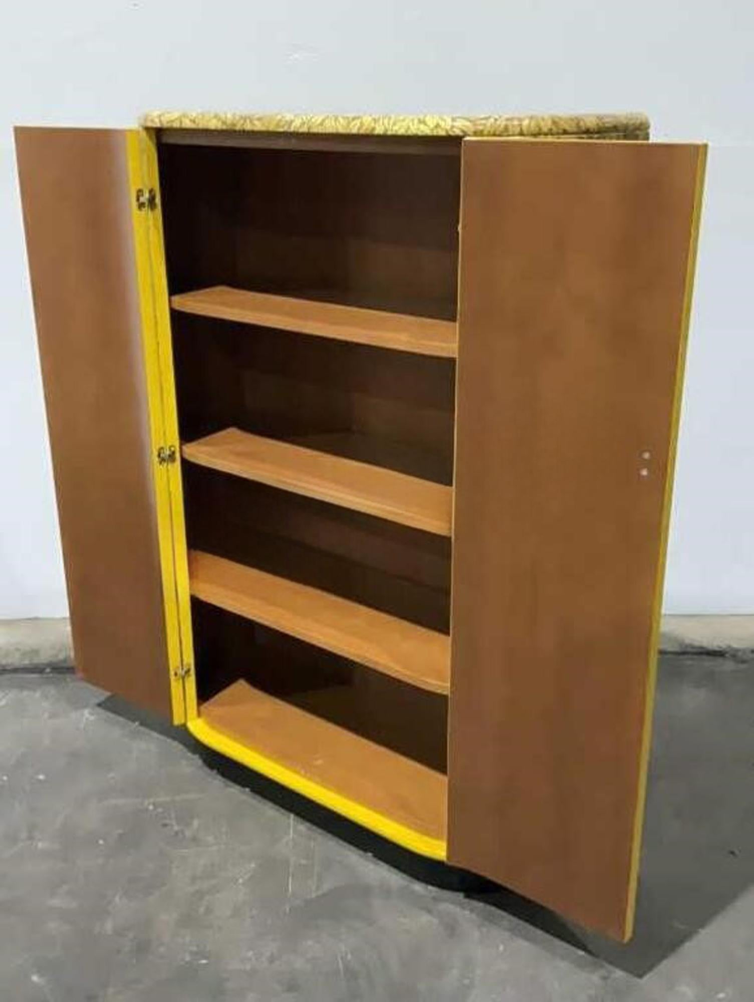 Barnabasetti  Cabinet courbé 