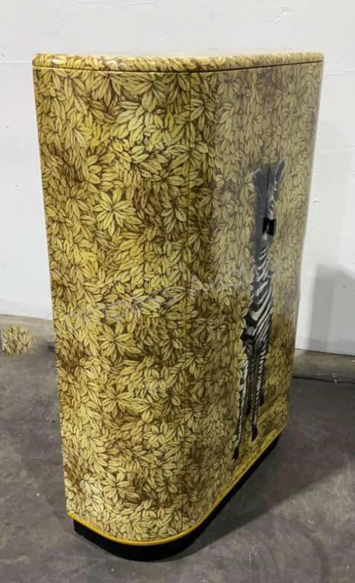 Bois Barnabasetti  Cabinet courbé 