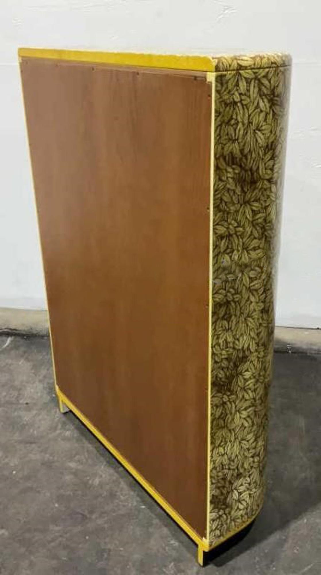 Barnabasetti  Cabinet courbé 
