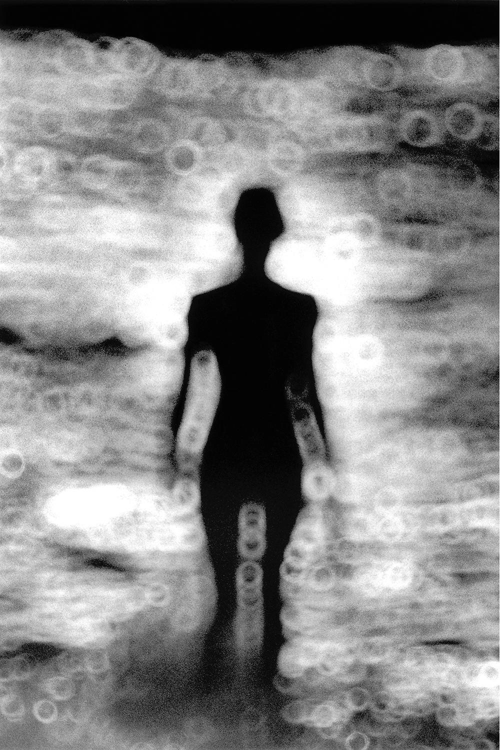 Black and White Photograph de Barnaby Hall - Chica en el agua,  Playa de Copacabana, Brasil, 1997