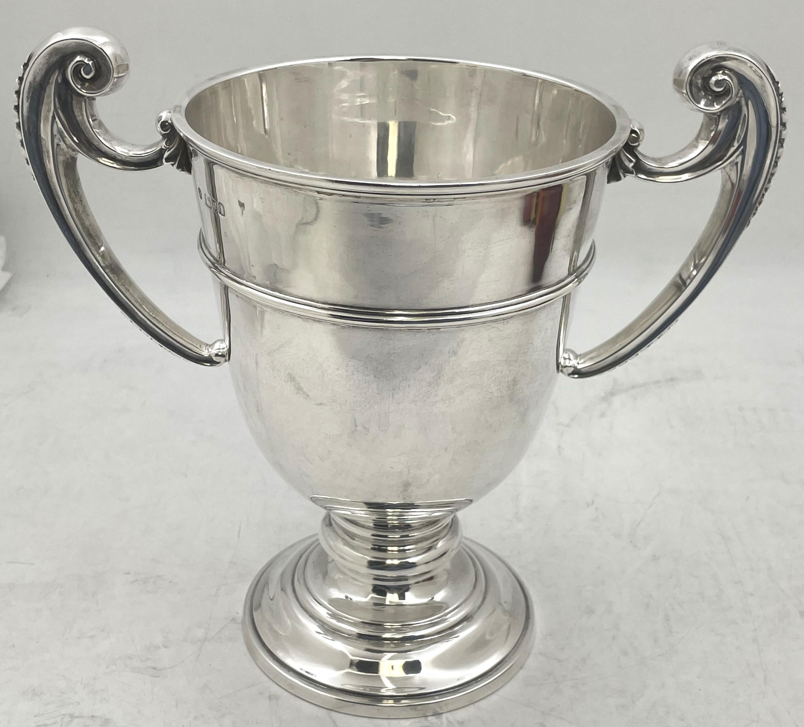 Barnard & Sons Sterlingsilber-Weinkühler oder Vase mit zwei Henkeln, hergestellt 1904 in London, auf einem abgestuften runden Sockel, die Henkel mit erhabenen Perlenmotiven verziert. Sie misst 9 7/8'' in der Höhe und 10 1/2'' von Griff zu Griff (6